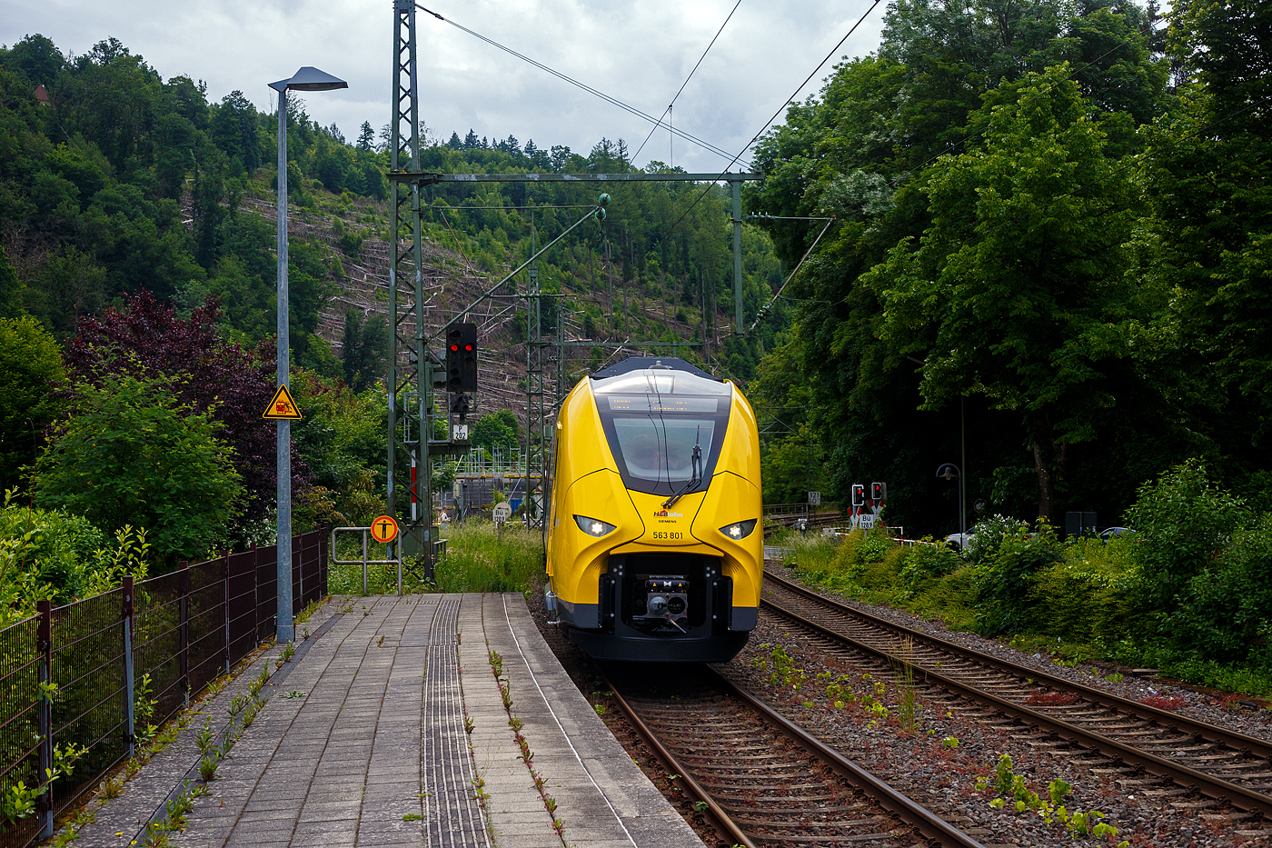 Nun sind die HLB SIEMENS Mireo Plus B wohl schon im Planbetrieb: Der HLB 563 801 / 563 901 (94 80 0563 801-0 D-HEB / 94 80 0563 901-8 D-HEB), ein zweiteiliger Hybridtriebzug (E/Akku) der BR 563 vom Typ SIEMENS Mireo Plus B der HLB (Hessische Landesbahn GmbH), erreicht am 04 Juni 2025, als RB 90  Westerwald-Sieg-Bahn  (Limburg/Lahn - Westerburg - Altenkirchen/Westerwald - Au/Sieg - Betzdorf/Sieg – Siegen), im Batteriemodus (Stromabnehmer sind unten) den Bahnhof Kirchen/Sieg. 

Nochmals einen lieben Gruß an den netten Triebfahrzeugführer zurück. 

Der zweiteilige SIEMENS Mireo Plus B wurden 2024/25 von SIEMENS in Krefeld gebaut und im April 2025 an die HBL ausgeliefert.

Warum im Batteriemodus gefahren wird, kann ich nur vermuten das man die Reichweite mit einer Akkuladung testen will. Dann aber schonmal Hut ab / Chapeau (alle Achtung und allen Respekt!), denn von Limburg bis Kirchen hat er dann ca. 100 km zurückgelegt. 