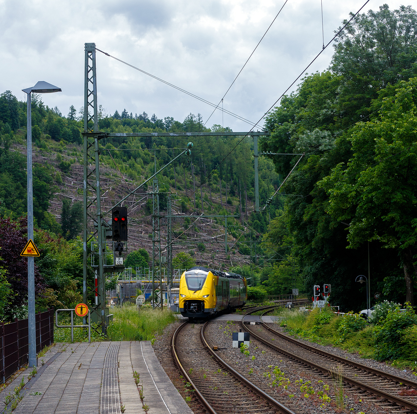 Nun sind die HLB SIEMENS Mireo Plus B wohl schon im Planbetrieb: Der HLB 563 801 / 563 901 (94 80 0563 801-0 D-HEB / 94 80 0563 901-8 D-HEB), ein zweiteiliger Hybridtriebzug (E/Akku) der BR 563 vom Typ SIEMENS Mireo Plus B der HLB (Hessische Landesbahn GmbH), erreicht am 04 Juni 2025, als RB 90  Westerwald-Sieg-Bahn  (Limburg/Lahn - Westerburg - Altenkirchen/Westerwald - Au/Sieg - Betzdorf/Sieg – Siegen), im Batteriemodus (Stromabnehmer sind unten) den Bahnhof Kirchen/Sieg. 

Nochmals einen lieben Gruß an den netten Triebfahrzeugführer zurück. 

Der zweiteilige SIEMENS Mireo Plus B wurden 2024/25 von SIEMENS in Krefeld gebaut und im April 2025 an die HBL ausgeliefert.

Warum im Batteriemodus gefahren wird, kann ich nur vermuten das man die Reichweite mit einer Akkuladung testen will. Dann aber schonmal Hut ab / Chapeau (alle Achtung und allen Respekt!), denn von Limburg bis Kirchen hat er dann ca. 100 km zurückgelegt. 