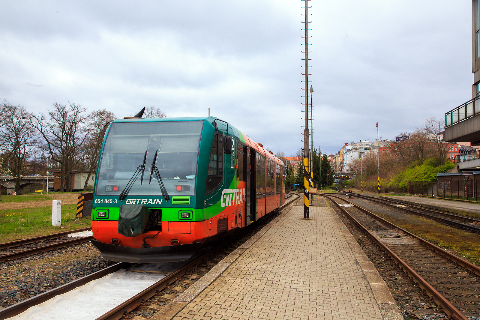 Nun steht der DUEWAG RegioSprinter 654 045-3 (95 80 0654 045-3 D-GWTR) der GW Train Regio a.s., ex VT 45 der Die Länderbahn, am 18.04.2023, als GW 7109 nach Marianske Lazne (Marienbad) via Becov nad Teplou(Petschau) im Bahnhof Karlovy Vary dolní nádraží (Karlsbad unterer Bahnhof) zur Abfahrt bereit.

Der RegioSprinter wurde 1997 von DUEWAG (Düsseldorfer Waggonfabrik AG) im Werk Uerdingen unter der Fabriknummer 91699 gebaut und an die Regental Bahnbetriebs-GmbH geliefert. Im Mai 2017 wurde er an die GW Train Regio nach Tschechien verkauft, ist aber weiterhin in Deutschland eingestellt. Vor der Inbetriebnahme in Tschechien wurde eine Modernisierung bei CZ Loko durchgeführt.
