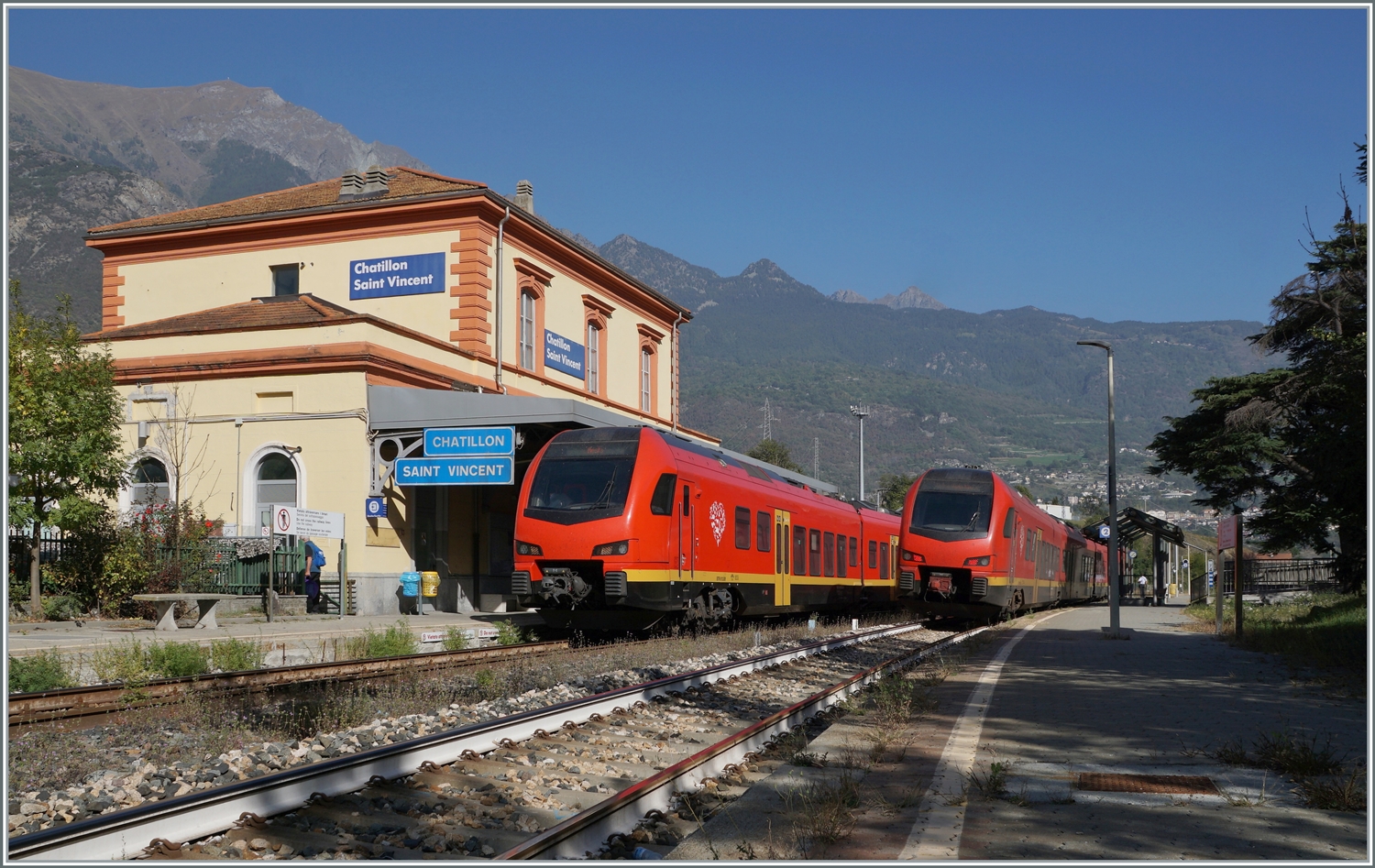Obwohl das Aostatal nicht mal 80 Kilometer von Blonay entfernt ist, habe ich eher selten den Weg dorthin gefunden, was hauptsächlich mit der schlechten ÖV Anbindung zu tun hat. Doch nun lockten mich die BRT 813 doch ins Aostatal, da anscheinend die Strecke ab 2024 infolge Elektrifizierungsarbeiten im SEV betrieben wird. In Chatillon Saint Vincent konnte ich dann gleich zwei BTR 813 fotografieren: In Chatillon Saint Vincent kreuzen sich die beiden bimodulare FS Trenitalia BUM BTR 813 004 von Aosta nach Torino als RV VdA 2730 und und der BUM BTR 813 001 der Gegenrichtung als RV VdA 2729 von Torino nach Aosta unterwegs ist.

Doch Chatillon bietet nicht nur die Besonderheit, dass sich hier die BTR 813 kreuzen, sondern ab Chatillon verkehren auch Buse nach Breuil-Cervinia, am Fusse des Matterhorn. Somit ist es von hier zur GGB quasi nur einen Katzensprung von etwa 30 Kilometer...

11. Oktober 2023
