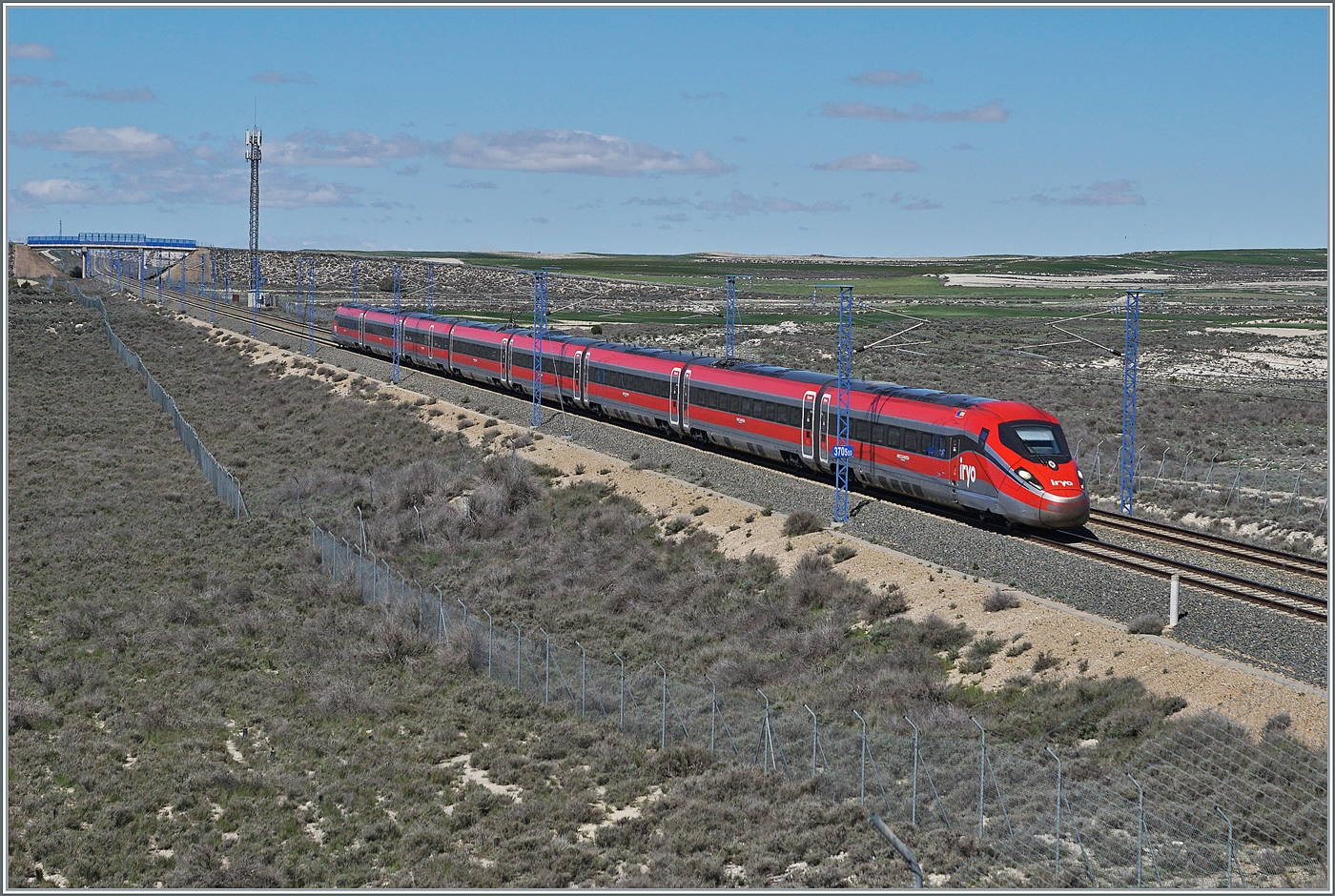Ol� - ein ETR 400 ist als IRYO von Madrid nach Barcelona bei Bujaraloz unterwegs.

19. April 2024