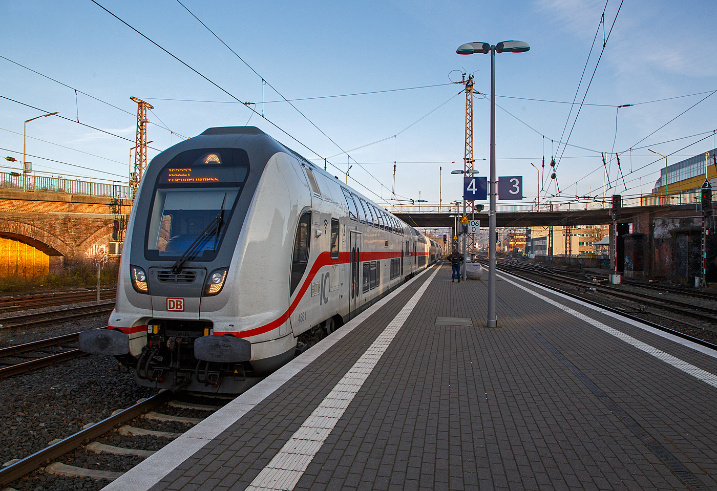 Pünktlich erreicht Steuerwagen voraus der IC2 (Garnitur IC 4881) am 15.12.2022, als IC 2227 (Münster - Siegen - Friedberg/Hessen) den Hauptbahnhof Siegen, wegen Bauarbeiten enden bzw. beginnen die IC´s z.Z. in Friedberg/Hessen. 

Dort wo die Schublok 147 561-5, eine TRAXX P160 AC3, zum Stehen kommen wird, wartet schon die neue Lohführerin, die dann nach dem Richtungswechsel den Zug zum Ziel steuert. Im Hauptbahnhof Siegen machen die IC´s  Kopf und fahren dann nach Personal- und Richtungswechsel in die entsprechende Richtung weiter.