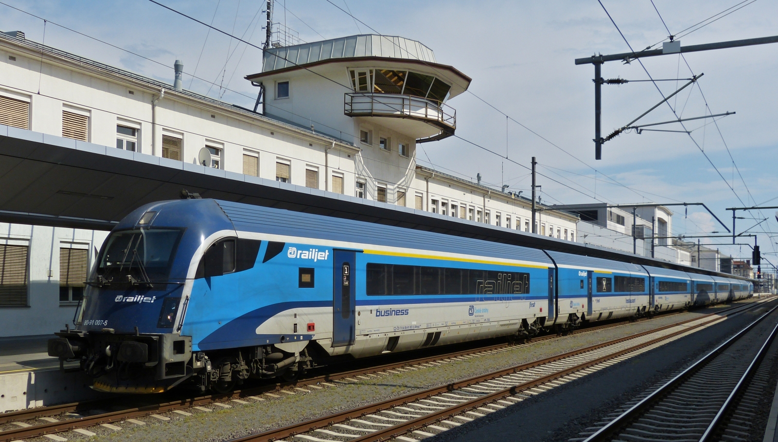 Railjet Steuerwagen 80-91 007-5 als Kopf des Zuges, geschoben von Lok 1216 250-1.
Mit diesem Railjet wird unsere Reisegruppe die R�ckreise von Graz nach Wien �ber den Semmering antreten. 02.06.2023
