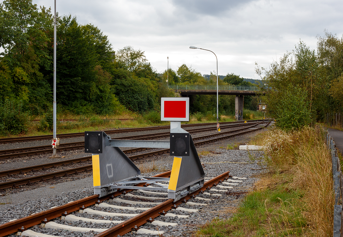 RAWIE feuerverzinkter Bremsprellbock Typ 10 EB Ausf. 10 EB SP auf dem KSW Rangierbahnhof Herdorf (Freien Grunder Eisenbahn KSW NE447 / DB-Nr. 9275), hier am 10 September 2024. 

Der Prellbock wurde 2023 von der A. Rawie GmbH & Co. KG in Osnabrück unter der Fabrikationsnummer BE 15193 gemäß Zeichnung-Nr. 10-643-010a gebaut. Der Ingenieur Franz Rawie aus Osnabrück ist auch der Erfinder des Prellbocks.

TECHNISCHE DATEN:.
Arbeitsvermögen: 400 kJ/m
Nominale Nennkraft: 400 kN
Gewicht: 710 kg
Anzahl Bremselemente: 10
Bremselemente Typ: 3 Schrauben
Anzugsmoment: 150 Nm
Seitenpuffer Pufferabstand: 1.750 mm und mittlere Höhe von 1.000 mm über SOK
Zentralpuffer: keiner (da hier nur Rollmaterial mit Seitenpuffer)