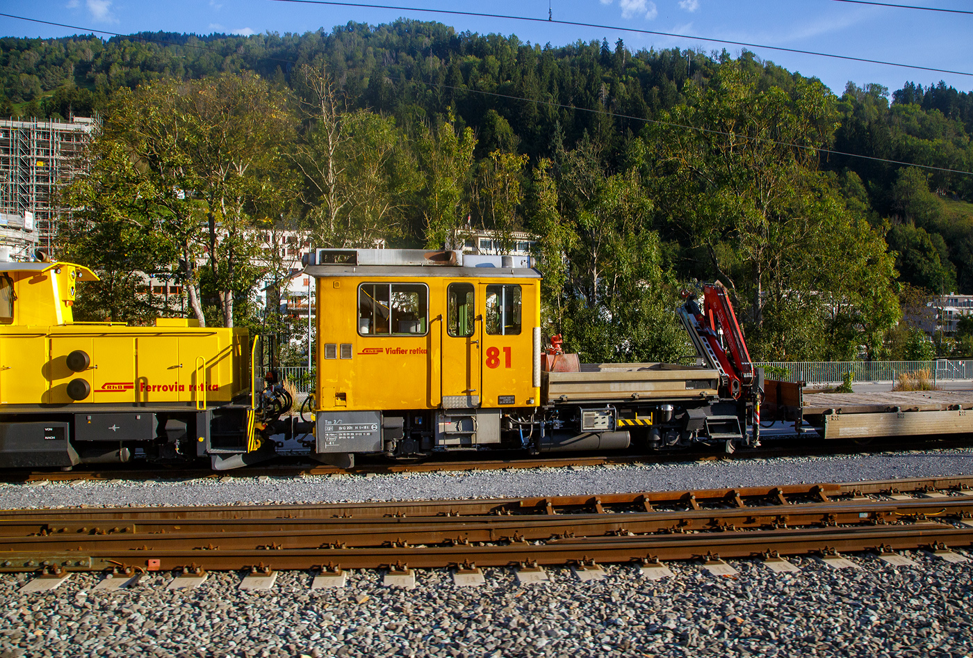RhB Tm 2/2 81 (Bahndienst Ilanz) abgestellt am 07 September 2021 beim Bahnhof Castrisch (aufgenommen aus einem Zug heraus).

Der Baudienst-Traktor Tm 2/2 81 wurde1985 von RACO (Robert Aebi AG, Zürich) unter der Fabriknummer 1900 gebaut, die RACO Typbezeichnung ist 420 CT4, welche bedeut:
420 = Leistung des Motors in PS 
C = Cummins-Dieselmotor (D = Deutz-Dieselmotor),
T = Twin disk Getriebe
4 = Bauart mit Plattform (kurz oder lang)

Beim Bau der 1985 wiederum von RACO gelieferten Tm 2/2 81 bis 84 flossen viele Erfahrungen der RhB ein. Die speziell für den Baudienst konzipierten Traktoren verfügen über ein geräumiges Führerhaus, eine kippbare Ladepritsche und einen hydraulischen Kran, vom Typ FASSI F125, der auch mit Baggerschaufeln ausgestattet werden kann.

Ein hydraulischer Drehmomentwandler überträgt die Kraft des 336 kW starken Cummins- 6-Zylinder-Dieselmotors vom Typ KT-1150-L auf ein Dreigang-Lastschaltgetriebe. Die damals neuartige Wirbelstrombremse bewährte sich gut.

TECHNISCHE DATEN:
Spurweite: 1.000 mm
Achsfolge: B
Länge über Puffer: 8.790 mm
Breite: 2.700 mm
Achsabstand: 4.750 mm
Treibraddurchmesser:  750 mm
Leergewicht: 22 t
Ladegewicht: 4 t
Ladefläche: 7,3 m²
Höchstgeschwindigkeit: 50 km/h (80 km/h Schleppfahrt)
Motorbauart: 6-Zylinder-Dieselmotor
Motortyp: Cummins KT-1150-L
Motorleistung:  336 kW 
Anfahrzugkraft: 78 kN 
Stundenzugkraft: 30 kN bei 25 km/h
Leistungsübertragung: hydraulisch
