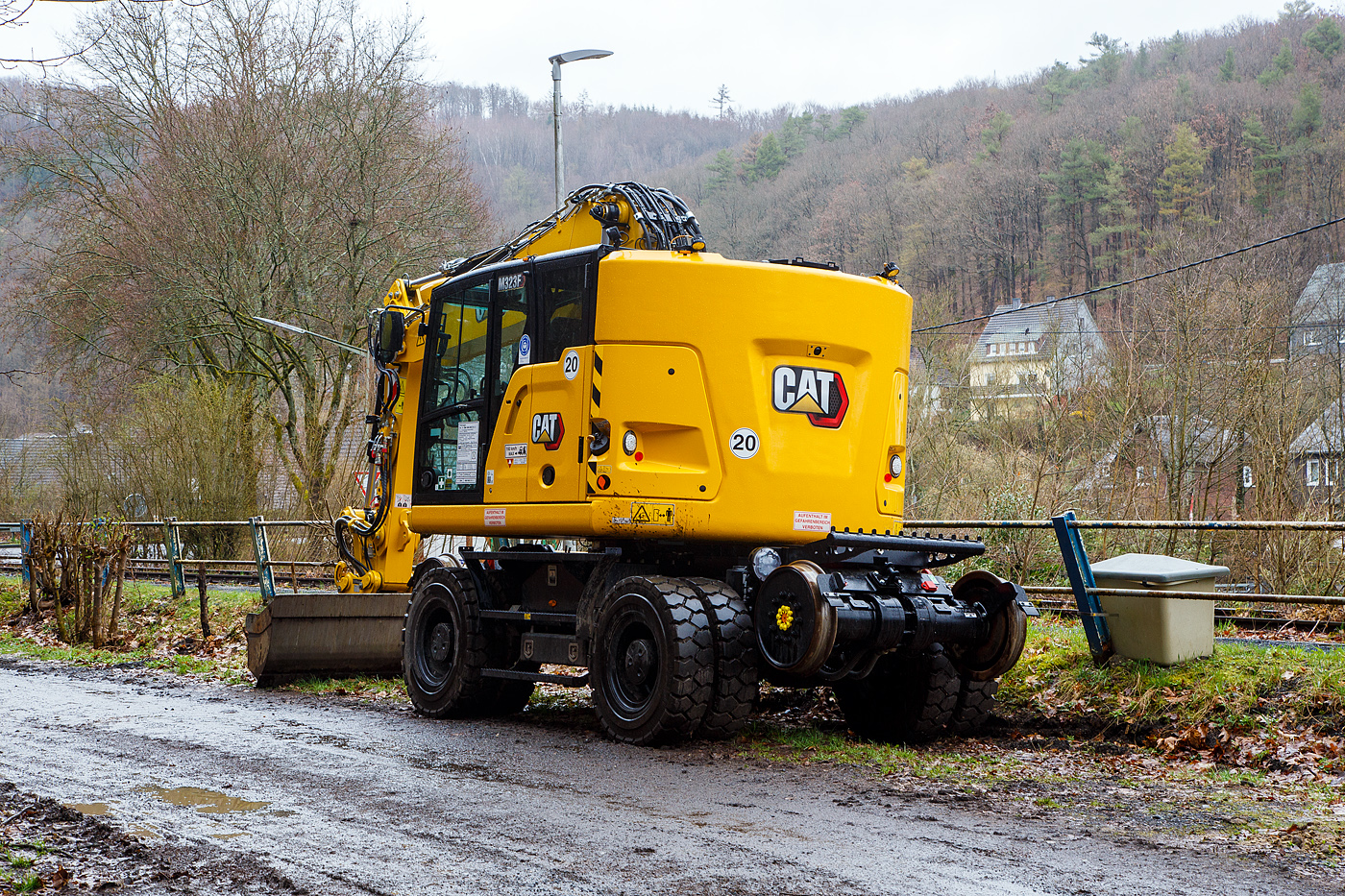 R�ckansicht von dem Caterpillar CAT M323F Zweiwegebagger mit hydrostatischem Schienenradantrieb (Serien-Nr. RH600 160), Kleinwagen Nr. D-ZBM 99 80 9902 510-3 der ZEPPELIN Baumaschinen GmbH (Garching) abgestellt am 01.04.2023 beim Hp Gr�nebach Ort (an der Hellertalbahn).