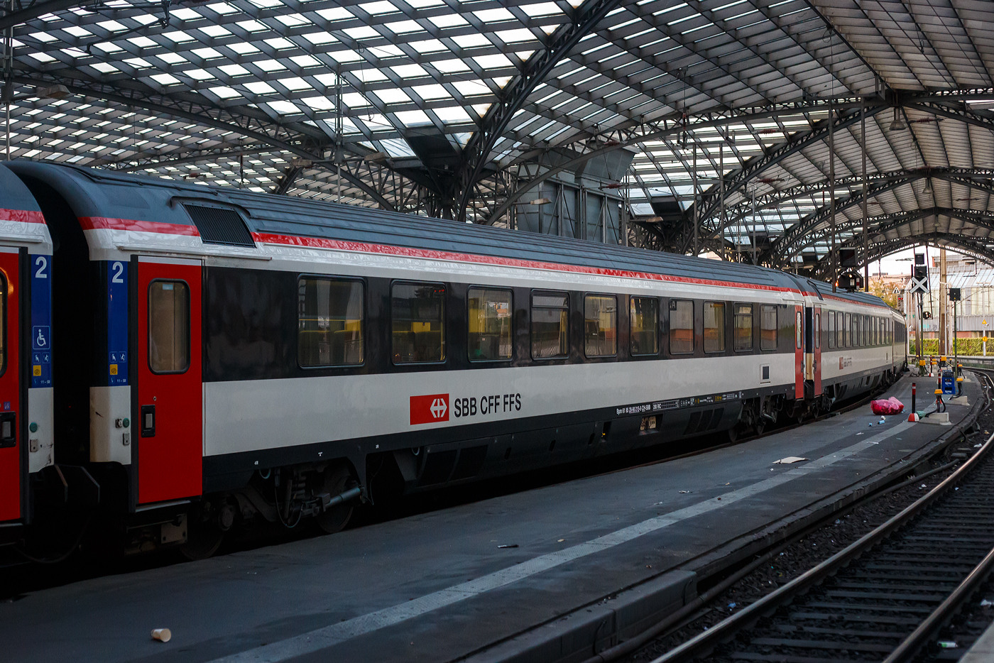 SBB EC-Großraum-Reisezugwagen (EC-Wagen) der zweiten Wagenklasse Bpm 61 85 20-90 215-5 CH-SBB der Gattung Bpm 2090, eingereiht als Wagen Nr. 258 in den EC 6 (Interlaken Ost - Bern - Basel SBB - Köln Hbf - Dortmund Hbf), am 01 Juli 2025 im Hbf Köln.

Die SBB EuroCity-Wagen (Apm EC und Bpm EC) sind zwar nach ähnlichen Prinzipien aufgebaut worden, werden aber in der Schweiz nicht als Einheitswagen bezeichnet. Konstruktiv zur gleichen Gruppe gehören die Bt IC, die mit den EW IV eingesetzt werden und lediglich eine Einspannungsausrüstung (für 1000 V, 16,7 Hz) aufweisen.

1989–1995 stellten die SBB eine weitere Großraumwagen Serie für den EuroCity-Verkehr in den Dienst, die auf den 1980 abgelieferten Bpm RIC und dem EW IV aufbaute. Für beide Wagenklassen wurde der gleiche Wagenkasten mit zehn Fenstern zwischen den Schwenkschiebetüren an den Wagenenden benutzt. Das Dach war von der gleichen Bauart wie beim französischen Corailwagen, die Längssicken waren aber schon bei den Einheitswagen I bis IV vorhanden. Die Schürzen wurden tiefer gezogen als beim EW IV, so wie es für den EW V vorgesehen war. In den Abmessungen entsprechen die Wagen dem UIC-Z1-Standard. Die Farbgebung in zwei Grautönen mit hellem Streifen dazwischen wurde zuvor bereits für die zu zweiklassigen EuroCity-Zügen umgebauten TEE-Züge (RABe) angewendet. Der helle Streifen des Eurofima-Anstrichschemas wurde beibehalten. Der Bereich über dem weißen Begleitstreifen war nun in Umbragrau gehalten, darunter im helleren Verkehrsgrau A (RAL 7042). Die 60 Sitzplätze der ersten und 76 der zweiten Klasse sind durchgehend in Vis-à-vis-Anordnung gehalten.

Diese Wagen sind voll RIC-fähig und für eine Höchstgeschwindigkeit von 200 km/h zugelassen. Insgesamt wurden 70 Apm und 155 Bpm geliefert.

TECHNISCHE DATEN:
Spurweite: 1.435 mm (Normalspur)
Länge über Puffer: 26.400mm 
Drehzapfenabstand: 18.600 mm
Höchstgeschwindigkeit: 200 km/h
Eigengewicht: 45 t
Bremse: Frein O-PR+Mg (D)
Sitzplätze: 78 in der 2. Klasse
Fahrradplätze: 2
Toilette: 1 (geschlossenes System/ Vakuumsystem)
Zulassung: RIC / Schweiz LBT / NBS

Die insgesamt vorhandenen 175 Eurocity-Wagen (62 Wagen 1. Klasse, 113 Wagen 2. Klasse) werden von 2023 bis 2028 umfassend erneuert und saniert. Zur Flotte gehören auch die Velowagen, alle Wagen mit behindertengerechten WC sowie die 12 Panoramawagen. Bei der Sanierung werden Korrosionsschäden beseitigt, die Wagenkasten neu lackiert und energiesparende mobilfunkdurchlässige Fensterscheiben eingebaut. Die Wagen erhalten in der 1. und 2. Klasse neue Teppiche, die Sitzpolster werden wo notwendig ersetzt. Mit der Neulackierung wird zudem das Außendesign aufgefrischt und dem aktuellen SBB Design angepasst.

Die instandgesetzten EC-Wagen werden im Fernverkehr voraussichtlich bis mindestens 2037, im Interregio-Verkehr und auf internationalen Verbindungen eingesetzt. Wie bei den EW IV werden auch bei den Eurocity-Wagen die Türsysteme modifiziert und gemäß den neusten Sicherheitsstandards umgebaut.

Vorgesehen ist, 136 der 175 Wagen bei einem externen Anbieter sanieren zu lassen. Darüber hinaus bestehen Optionen für weitere 57 Wagen. Der Auftrag wird öffentlich ausgeschrieben. Die Erneuerung der übrigen 39 Fahrzeuge erfolgt SBB-intern in den Werken Olten und Yverdon-les-Bains. Die Vergabe an einen externen Anbieter ist notwendig, weil auf Grund vieler gleichzeitig laufender Modernisierungs- und Revisionsvorhaben die Kapazitäten bzw. die Reparaturgleise in den eigenen Werken nicht ausreichen. Die SBB arbeitet intensiv daran, schweizweit ihre Instandhaltungskapazitäten sukzessive zu erhöhen, um dem absehbaren Angebots- und Flottenwachstum zu entsprechen.