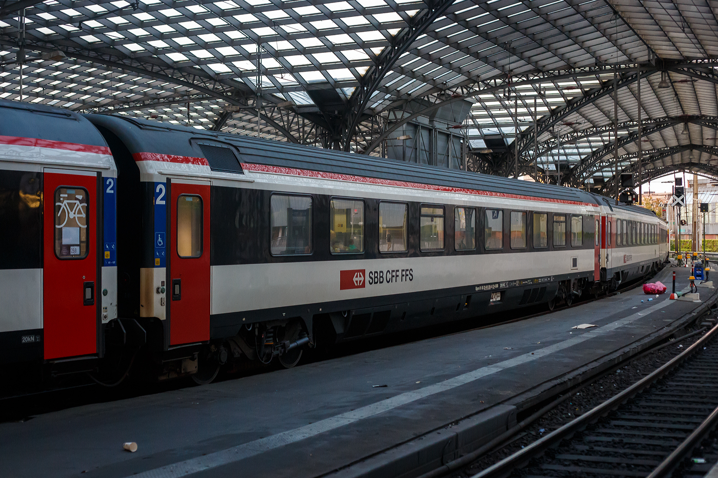 SBB EC-Großraum-Reisezugwagen (EC-Wagen) der zweiten Wagenklasse Bpm 61 85 20-90 285-8 CH-SBB der Gattung Bpm 2090b, eingereiht als Wagen Nr. 259 in den EC 6 (Interlaken Ost - Bern - Basel SBB - Köln Hbf - Dortmund Hbf), am 01 Juli 2025 im Hbf Köln.

Die SBB EuroCity-Wagen (Apm EC und Bpm EC) sind zwar nach ähnlichen Prinzipien aufgebaut worden, werden aber in der Schweiz nicht als Einheitswagen bezeichnet. Konstruktiv zur gleichen Gruppe gehören die Bt IC, die mit den EW IV eingesetzt werden und lediglich eine Einspannungsausrüstung (für 1000 V, 16,7 Hz) aufweisen.

1989–1995 stellten die SBB eine weitere Großraumwagen Serie für den EuroCity-Verkehr in den Dienst, die auf den 1980 abgelieferten Bpm RIC und dem EW IV aufbaute. Für beide Wagenklassen wurde der gleiche Wagenkasten mit zehn Fenstern zwischen den Schwenkschiebetüren an den Wagenenden benutzt. Das Dach war von der gleichen Bauart wie beim französischen Corailwagen, die Längssicken waren aber schon bei den Einheitswagen I bis IV vorhanden. Die Schürzen wurden tiefer gezogen als beim EW IV, so wie es für den EW V vorgesehen war. In den Abmessungen entsprechen die Wagen dem UIC-Z1-Standard. Die Farbgebung in zwei Grautönen mit hellem Streifen dazwischen wurde zuvor bereits für die zu zweiklassigen EuroCity-Zügen umgebauten TEE-Züge (RABe) angewendet. Der helle Streifen des Eurofima-Anstrichschemas wurde beibehalten. Der Bereich über dem weißen Begleitstreifen war nun in Umbragrau gehalten, darunter im helleren Verkehrsgrau A (RAL 7042). Die 60 Sitzplätze der ersten und 76 der zweiten Klasse sind durchgehend in Vis-à-vis-Anordnung gehalten.

Diese Wagen sind voll RIC-fähig und für eine Höchstgeschwindigkeit von 200 km/h zugelassen. Insgesamt wurden 70 Apm und 155 Bpm geliefert.

TECHNISCHE DATEN:
Spurweite: 1.435 mm (Normalspur)
Länge über Puffer: 26.400mm 
Drehzapfenabstand: 18.600 mm
Höchstgeschwindigkeit: 200 km/h
Eigengewicht: 45 t
Bremse: Frein O-PR+Mg (D)
Sitzplätze: 76 in der 2. Klasse
Fahrradplätze: 2
Rollstuhlplätze: 2 bis 3
Toilette: 1 rollstuhlgängige Toiletten (geschlossenes System/ Vakuumsystem)
Zulassung: RIC / Schweiz LBT / NBS

Die insgesamt vorhandenen 175 Eurocity-Wagen (62 Wagen 1. Klasse, 113 Wagen 2. Klasse) werden von 2023 bis 2028 umfassend erneuert und saniert. Zur Flotte gehören auch die Velowagen, alle Wagen mit behindertengerechten WC sowie die 12 Panoramawagen. Bei der Sanierung werden Korrosionsschäden beseitigt, die Wagenkasten neu lackiert und energiesparende mobilfunkdurchlässige Fensterscheiben eingebaut. Die Wagen erhalten in der 1. und 2. Klasse neue Teppiche, die Sitzpolster werden wo notwendig ersetzt. Mit der Neulackierung wird zudem das Außendesign aufgefrischt und dem aktuellen SBB Design angepasst.

Die instandgesetzten EC-Wagen werden im Fernverkehr voraussichtlich bis mindestens 2037, im Interregio-Verkehr und auf internationalen Verbindungen eingesetzt. Wie bei den EW IV werden auch bei den Eurocity-Wagen die Türsysteme modifiziert und gemäß den neusten Sicherheitsstandards umgebaut.

Vorgesehen ist, 136 der 175 Wagen bei einem externen Anbieter sanieren zu lassen. Darüber hinaus bestehen Optionen für weitere 57 Wagen. Der Auftrag wird öffentlich ausgeschrieben. Die Erneuerung der übrigen 39 Fahrzeuge erfolgt SBB-intern in den Werken Olten und Yverdon-les-Bains. Die Vergabe an einen externen Anbieter ist notwendig, weil auf Grund vieler gleichzeitig laufender Modernisierungs- und Revisionsvorhaben die Kapazitäten bzw. die Reparaturgleise in den eigenen Werken nicht ausreichen. Die SBB arbeitet intensiv daran, schweizweit ihre Instandhaltungskapazitäten sukzessive zu erhöhen, um dem absehbaren Angebots- und Flottenwachstum zu entsprechen.