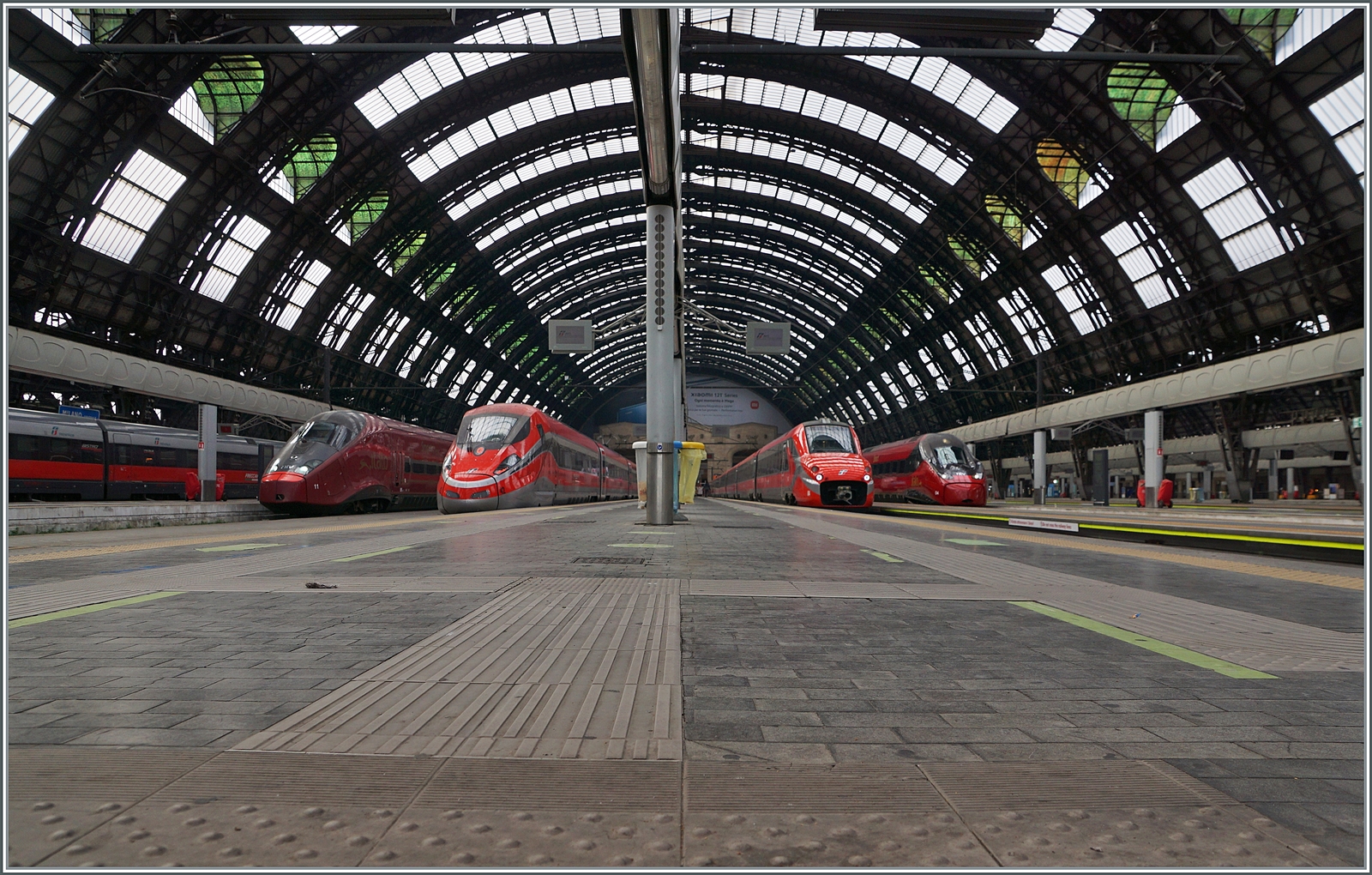 Schlaraffenland Milano Centrale - zumindest für Bahnfotografen! Gleich vier unterschiedliche Hochgeschwindigkeitszüge zweier Gesellschaften zeigen sich unter der grandiosen Bahnhofs Halle von Milano Centrale: ein  Italo  ETR 575, ein FS Trenitlia ETR 400 sowie ein ETR 700 und ein  Italo  ETR 675.

8. November 2022