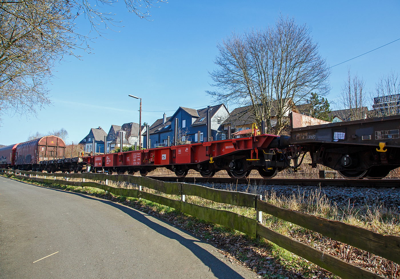 Sechsachsiger Drehgestell-Flachwagen (Schwerlastwagen), mit Rungen, jedoch ohne Stirn- und Seitenwandklappen, 33 80 482 7 013-0 D-ORME der Gattung Sammnps 482, der On Rail Gesellschaft für Eisenbahnausrüstung und Zubehör mbH (Mettmann), am 03.03.2023im Zugverband bei einer Rangierfahrt in Herdorf. Nach dem Aufkleber (MFI) zu urteilen, gehören die On Rail und die MFI - Matériel Ferroviaire et Industriel S.A. mittlerweile zusammen.

Der Wagen wurde ca. 1990 von der Waggonfabrik Talbot in Aachen gebaut.

TECHNISCHE DATEN (laut Anschriften):
Gattung: Sammnps 482 (Gattungskennzahl 4827)
Spurweite: 1.435 mm (Normalspur)
Länge über Puffer: 16.400 mm
Drehzapfenabstand: 9.400 mm
Radsatzstand in den Drehgestellen: 3.400 mm (2 x 1.700 mm)
Raddurchmesser: 920 mm (neu)
Drehgestell-Typ: BA 714.3
Ladelänge: 15.100 mm
Ladebreite: 2.630 mm (zwischen den Rungen)
Fußbodenhöhe über SO: 1.300 mm
Ladefläche: 46,9 m²
Eigengewicht: 28.960 kg
Zuladung bei Lastgrenze S: 76,0 t (ab Streckenklasse D)
Zuladung auf DB Netz ab Streckenklasse CE: 91,0 t (max.100 km/h)
Max. Zuladung: 106,0 t (bauartspezifische Tragfähigkeit)
Max. Geschwindigkeit: 100 km/h (beladen) / 120 km/h (leer)
Kleinster Gleisbogenhalbmesser: 75 m
Bauart der Bremse: KE-GP (LL)
Bremssohle: IB 116
Internationale Verwendungsfähigkeit: RIV

Quelle: laut Anschriften