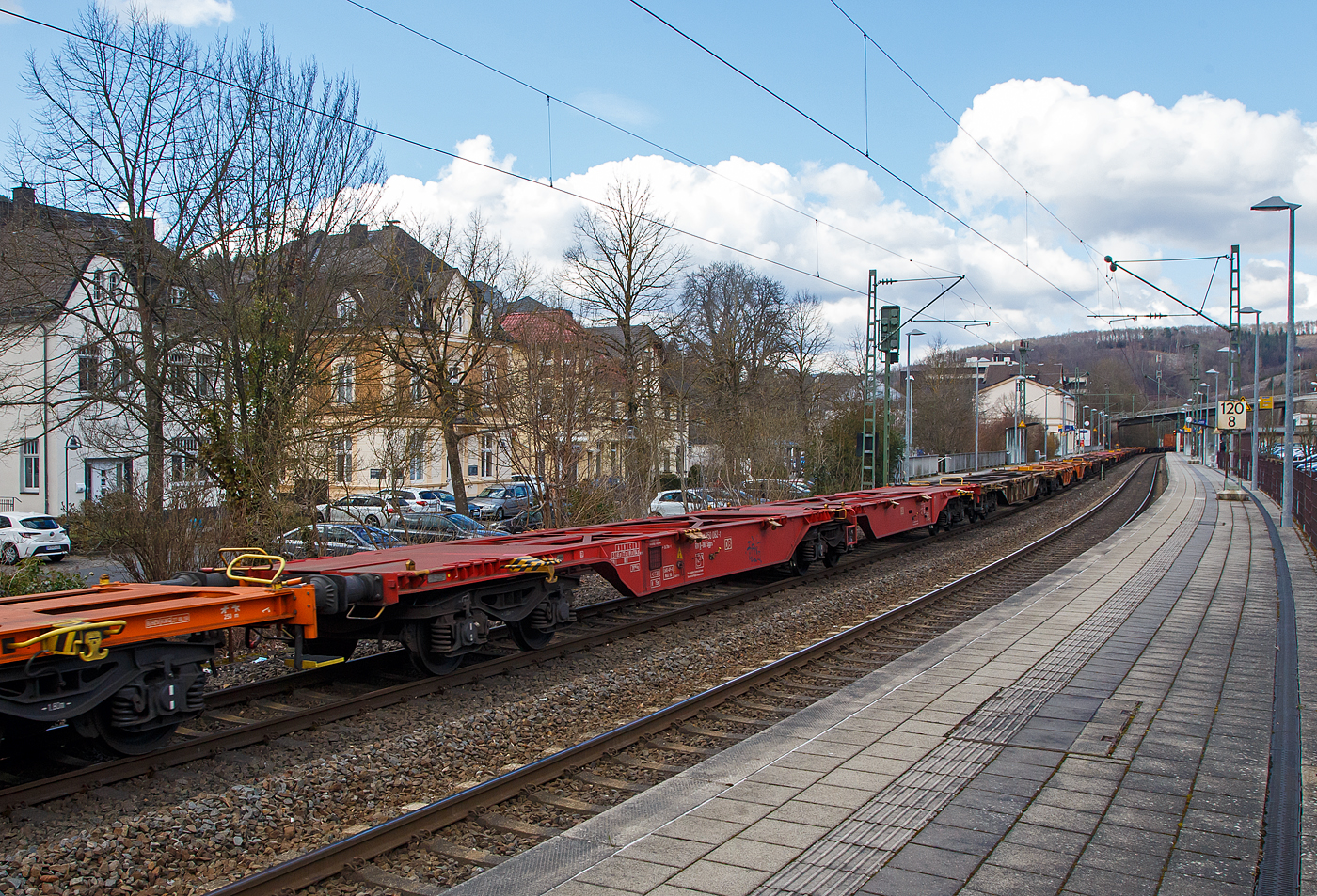 Sechsachsiger Gelenk-Containertragwageneinheit, f�r den Transport von Gro�containern und Wechselbeh�ltern, 31 80 4850 082-7 D-DB der Gattung Sggrs 716 der DB Cargo AG am 19.03.2021 leer im Zugverband bei der Durchfahrt im Bahnhof Kirchen (Sieg).

Bei diesem Wagen handelt es sich um einen urspr�nglichen 104-Fu�-Wagen der Bauart Sggmrs 715, welcher urspr�nglich f�r kontinentale Wechselbr�ckenverkehre beschafft wurde. Aufgrund Ver�nderung der Ladebeh�lterstruktur im Containerverkehr, wurden 96 dieser Wagen 2017, durch den rum�nischen G�terwagenhersteller Astra Rail Industries (seit 2012 zu Greenbrier), in diese Wagen der Bauart Sggrs 716 umgebaut. Der Umbau umfasste haupts�chlich die K�rzung des Wagens von 104 auf 80 Fu�, die Erh�hung der Aufstandsh�he, die Umkonstruktion der seitlichen Abst�tzung im Bereich der Gelenke sowie den Bremsumbau von Grauguss- (GG) auf innovative l�rmarme Kunststoff-Bremssohlen (Cosid 810).

TECHNISCHE DATEN:
Spurweite: 1.435 mm
L�nge �ber Puffer: 26.780 mm
Drehzapfenabstand: 2 x 10.620
Achsabstand in den Drehgestellen: 1.800 mm
Ladel�nge: 2 x 12.250 mm
H�he der Ladeebene �ber S.O.: 1.170 mm
Eigengewicht: 28.200 kg
Max. Zuladung bei Lastgrenze S: 104 t (ab Streckenklasse D) 
Max. Geschwindigkeit: 100 km/h (beladen) / 120 km/h (leer)
Kleinster befahrbarer Gleisbogen: R 75 m 
Bremse: 2 x KE-GP-A (K)
Bremssohle: Cosid 810
Feststellbremse: Nein
Verwendungsf�higkeit: RIV