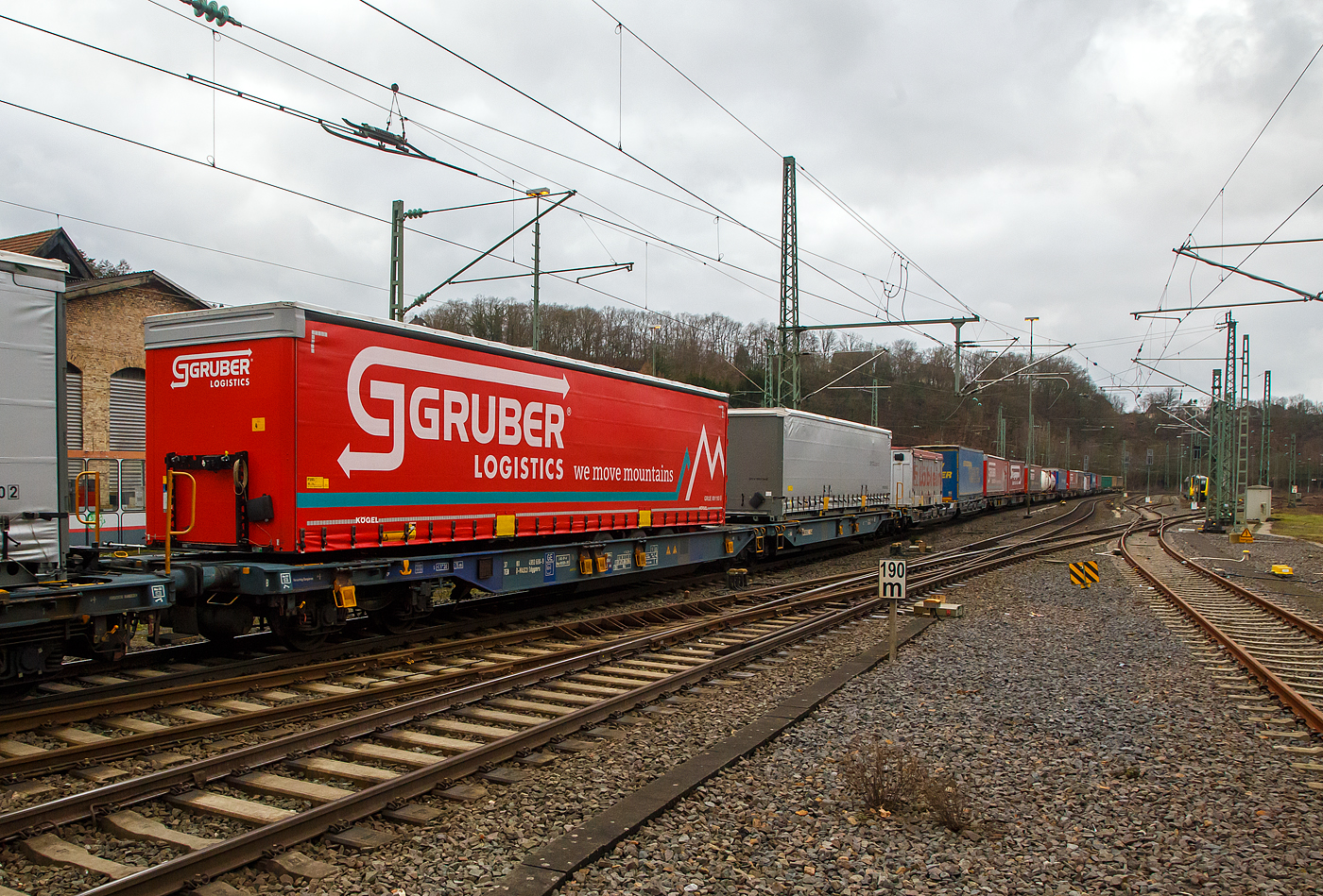 Sechsachsiger Gelenk-Taschenwagen (Doppeltaschenwagen T2000), 37 80 4993 690-9 CH-WASCO, der Gattung Sdggmrs, der der WASCOSA AG, am 30.01.2023 im Zugverband bei der Durchfahrt in Betzdorf (Sieg), hier beladen mit einem Sattelanhänger (vorne) und einer Sattelanhänger-Wechselbrücke (hinten).

Diese Wagen vom Typ T2000 wurde von Tatravagónka a.s. in Poprad (Slowakei) gebaut, die Entwicklung und Konstruktion ist von der  Ferriere Cattaneo SA in Giubiasco (Schweiz). Baugleiche Wagen sind u.a. auch für die DB Cargo AG, bezeichnet als Sdggmrs 736, unterwegs. Sie sind aber auch bei anderen Halteren im Einsatz, wie z.B. bei der AAE heute VTG als Sdggmrs(s) Megapack (T2000), VTG-Typ T72.104D bezeichnet.

Die Wagen dienen dem Transport von jeweils zwei Sattelaufliegern von maximal 13.600 mm Länge. Jede Wagenhälfte verfügt über einen in Längsrichtung verschiebbaren Stützbock zur Aufnahme von Sattelanhänger mit einem Gesamtgewicht von bis zu 40t. Die Sattelanhänger werden mit Hilfe von
Radvorlegern (4 je Wagenhälfte) festgelegt. Für die Beförderung von Containern oder Wechselbehältern bis zu 2 × 45 Fuß, verfügen die Wagen über 20 klappbare, und zum Teil auch verschiebbare Containerzapfen. Für lange Wechselbehälter gibt es eine Mittenunterstützung.

TECHNISCHE DATEN:
Spurweite: 1.435 mm
Länge über Puffer: 34.200 mm
Drehzapfenabstand: 2 x 14.200 mm
Achsabstand in den Drehgestellen: 1.800 mm
Laufraddurchmesser: 920 mm (neu) / 860 mm (abgenutzt)
Eigengewicht: 34.600kg
Max. Zuladung bei Lastgrenze S: 100,4 t (ab Streckenklasse D)
Max. Geschwindigkeit: 100 km/h (bei Lastgrenze S) / 120 km/h (leer)
Kleinster  befahrbarer Kurvenradius: R 75 m (R 150 m im Zugverband)
Bremse: 2 x KE-GP-A (K)
Bremssohle: Jurid 816M (K-Sohle)
Intern. Verwendungsfähigkeit: TEN – GE
