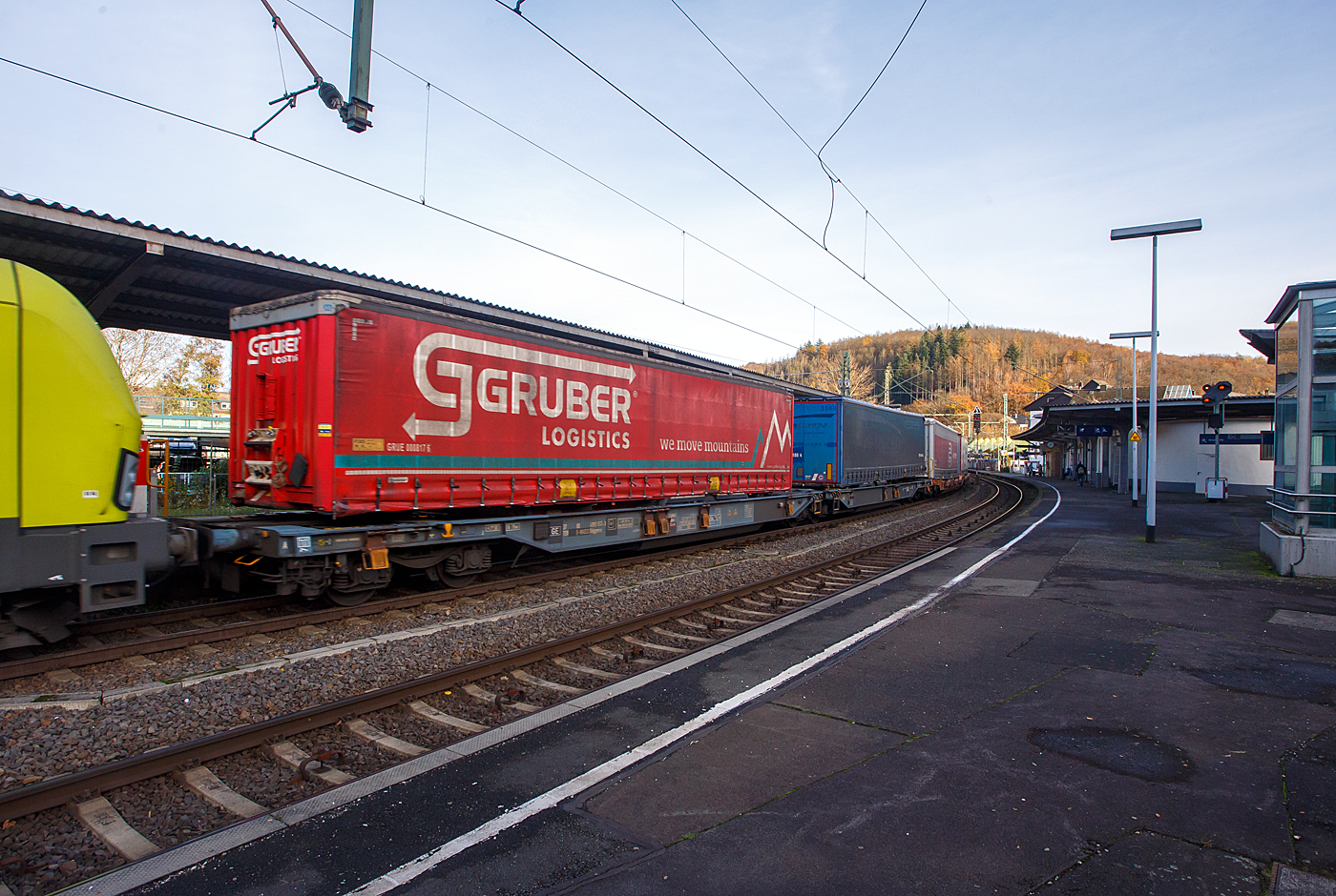 Sechsachsiger Gelenk-Taschenwagen (Doppeltaschenwagen T2000), 37 80 499 3 674-3 D-WASCO, der Gattung Sdggmrs, der der WASCOSA AG, am 22 November 2023 im Zugverband bei der Durchfahrt in Betzdorf (Sieg), hier beladen mit zwei Sattelanhängern.

Diese Wagen vom Typ T2000 wurde von Tatravagónka a.s. in Poprad (Slowakei) gebaut, die Entwicklung und Konstruktion ist von der Ferriere Cattaneo SA in Giubiasco (Schweiz). Baugleiche Wagen sind u.a. auch für die DB Cargo AG, bezeichnet als Sdggmrs 736, unterwegs. Sie sind aber auch bei anderen Halteren im Einsatz, wie z.B. bei der AAE heute VTG als Sdggmrs(s) Megapack (T2000), VTG-Typ T72.104D bezeichnet. Dieser Wagen ist wohl auch ein ex AAE Wagen.

Die Wagen dienen dem Transport von jeweils zwei Sattelaufliegern von maximal 13.600 mm Länge. Jede Wagenhälfte verfügt über einen in Längsrichtung verschiebbaren Stützbock zur Aufnahme von Sattelanhänger mit einem Gesamtgewicht von bis zu 40t. Die Sattelanhänger werden mit Hilfe von
Radvorlegern (4 je Wagenhälfte) festgelegt. Für die Beförderung von Containern oder Wechselbehältern bis zu 2 × 45 Fuß, verfügen die Wagen über 20 klappbare, und zum Teil auch verschiebbare Containerzapfen. Für lange Wechselbehälter gibt es eine Mittenunterstützung.

TECHNISCHE DATEN:
Spurweite: 1.435 mm
Länge über Puffer: 34.200 mm
Drehzapfenabstand: 2 x 14.200 mm
Achsabstand in den Drehgestellen: 1.800 mm
Laufraddurchmesser: 920 mm (neu) / 860 mm (abgenutzt)
Eigengewicht: 34.600kg
Max. Zuladung bei Lastgrenze S: 100,4 t (ab Streckenklasse D)
Max. Geschwindigkeit: 100 km/h (bei Lastgrenze S) / 120 km/h (leer)
Kleinster befahrbarer Kurvenradius: R 75 m (R 150 m im Zugverband)
Bremse: 2 x KE-GP-A (K)
Bremssohle: Jurid 816M (K-Sohle)
Intern. Verwendungsfähigkeit: TEN – GE