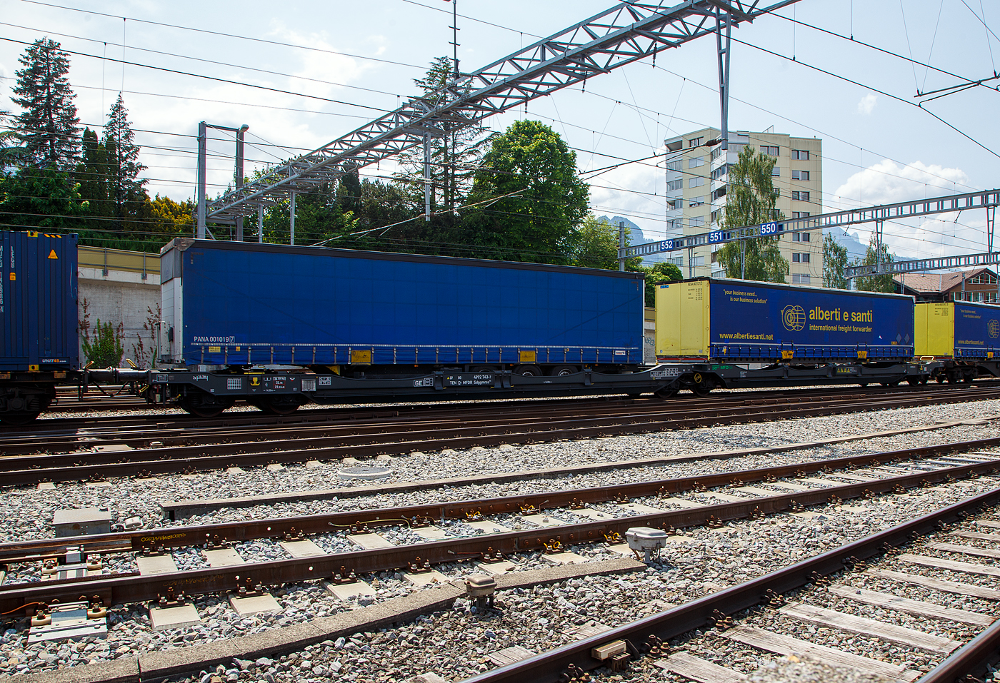 Sechsachsiger Gelenk-Taschenwagen (DTW / Doppeltaschenwagen in Gelenkbauart), 37 80 4992 743-7 D-MFDR der Gattung Sdggmrss M8, der MFD Rail GmbH (Rotkreuz/CH), am 28.05.2023 im Zugverband bei der Durchfahrt in Spiez, hier beladen mit zwei Sattelanhängern.

Diese Wagen vom Typ T3000e wurde von Tatravagónka a.s. in Poprad (Slowakei) ab 2015 gebaut, die Entwicklung und Konstruktion ist von der  Ferriere Cattaneo SA in Giubiasco (Schweiz). Mögliche Ladeeinheiten sind zwei kranmanipulierbare Sattelauflieger (mit Lenkachse), Mega-Trailern, Wechselbehältern und 20-, 30-, 40- und 45-Fuß-Containern. 

TECHNISCHE DATEN:
Spurweite: 1.435 mm
Länge über Puffer: 34.200 mm
Drehzapfenabstand: 2 x 14.200 mm
Achsabstand in den Drehgestellen: 1.800 mm
Laufraddurchmesser: 920 mm (neu) / 860 mm (abgenutzt)
Ladelänge: 2 × 16.100 mm
Eigengewicht: 36.300 kg
Max. Zuladung bei Lastgrenze S: 98,7 t (ab Streckenklasse D)
Max. Zuladung bei Lastgrenze SS: 83,7 t (ab Streckenklasse C)
Max. Geschwindigkeit: 100 km/h (Lastgrenze S) / 120 km/h (bei Lastgrenze SS oder leer)
Kleinster  befahrbarer Kurvenradius: R 75 m (R 150 m im Zugverband)
Bremse: 2 x KE-GP-A (K) 
Bremssohle: Jurid 816 M 250
Feststellbremse: Ja, am mittleren Drehgestell
Intern. Verwendungsfähigkeit: TEN – GE

