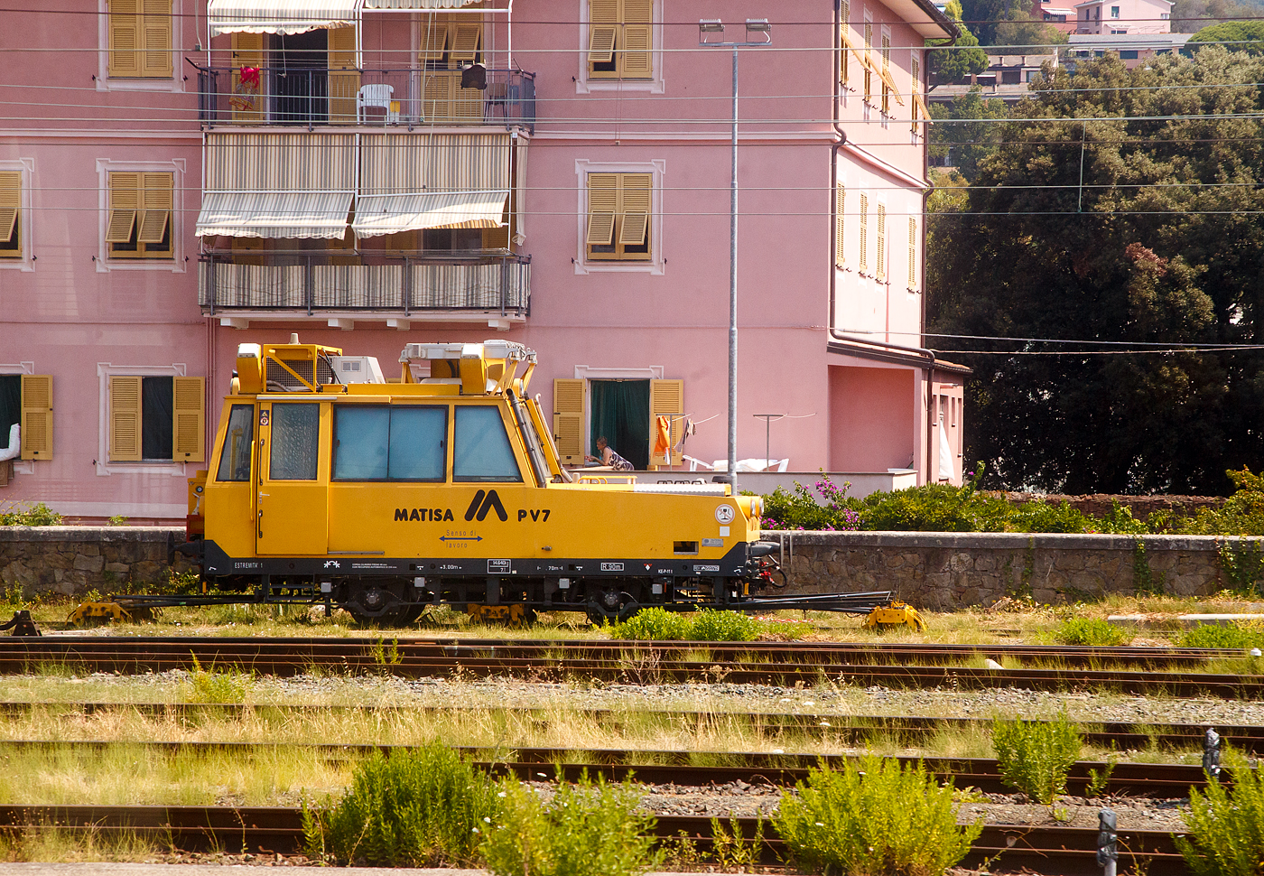 Sieht aus wie ein Schuh, ist aber....
Ein MATISA PV 7 Messfahrzeug (Vetture di misurazione) bzw. Fahrzeug zur Vermessung der Gleisgeometrie (Carrello per la misurazione della geometria del binario) der Rete Ferroviaria Italiana (RFI) abgestellt am 23.07.2022 beim Bahnhof Sestri Levante (auf genommen aus einem IC).

TECHNISCHE DATEN:
Spurweite: 1.435 mm
Achsanzahl: 2
L�nge �ber Puffer: 7.700 mm
Achsabstand: 3.000 mm
H�chstgeschwindigkeit: 30 km/h
Eigengewicht: 14.640 kg
Max. Nutzlast: 7 t
