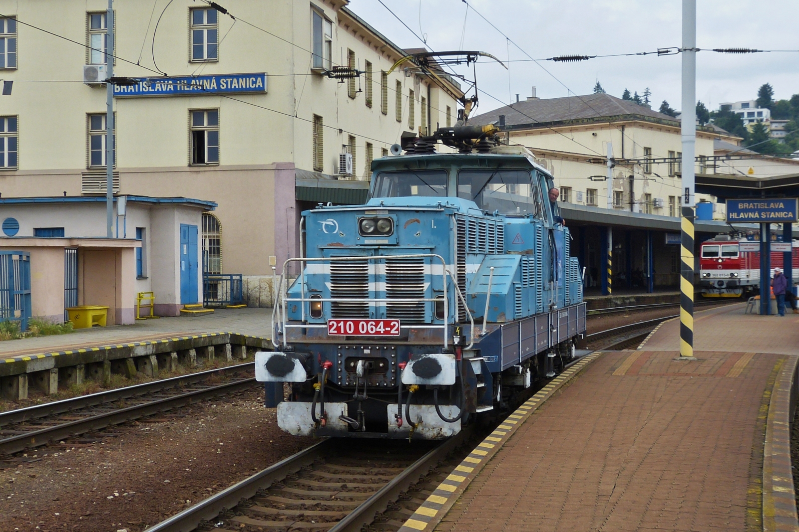 Skoda Lok 51 E  (SK ZSSK 97 56 8 210 064-2) auf dem Weg zur�ck in die Abstellung, nachdem sie einen Zug von dort in den Bahnhof geschleppt hat. 05.06.2023 