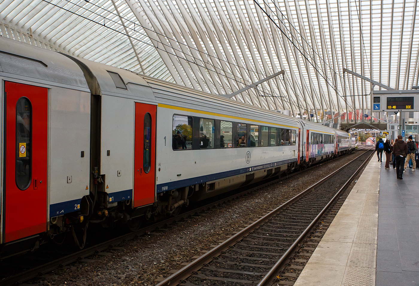SNCB/NMBS - I11 Reisezugwagen der 1. Klasse, Apm 61 88 10-90 018-2 B-B, ex 11818, eingereiht im Zugverband einen IC, am 21 Oktober 2025 im Bahnhof Liège Guillemins (Lüttich-Guillemins).

Als I11-Wagen werden Reisezugwagen der Nationale Gesellschaft der Belgischen Eisenbahnen (französisch SNCB - Société nationale des chemins de fer belges / niederländisch NMBS - Nationale Maatschappij der Belgische Spoorwegen) bezeichnet. Diese Wagen wurden zwischen 1995 und 1997 von Bombardier Transportation, im ehemaligen BN Constructions Ferroviaires et Métalliques in Brügge, gebaut. Die I11-Wagen waren die ersten Reisezugwagen der NMBS/SNCB, die für eine Geschwindigkeit von 200 km/h ausgelegt waren. Diese Geschwindigkeit wird planmäßig auf der Schnellfahrstrecke HSL 2 zwischen Brüssel und Lüttich ausgefahren. Bei 200 km/h liegt der Geräuschpegel bei 65 dB.

TECHNISCHE DATEN:
Hersteller: 	Bombardier Transportation (ex BN)
Spurweite: 1.435 mm (Normalspur)
Anzahl der Achsen: 4 
Länge über Puffer: 26.400 mm
Drehzapfenabstand: 18.400 mm
Achsabstand im Drehgestell: 2.560 mm
Drehgestelltyp: ANF-Typ 36
Wagenkastenbreite: 2.860 mm
Eigengewicht: 45,3 t 
Höchstgeschwindigkeit: 200 km/h
Sitzplätze: 60 in der 1. Klasse Wagen 
Toiletten: 2 (Vakuum, geschlossenes System)