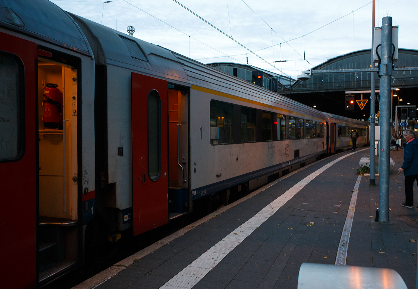 SNCB/NMBS - I11 Reisezugwagen der ersten Klasse, Apm 61 88 10-90 028-1 B-B, ex 11828, eingereiht im Zugverband des euregioAIXpress (S41) von Liège-Saint-Lambert über Welkenraedt nach Aachen (d'Aix-la-Chapelle), am 21 Oktober 2025 im Hauptbahnhof Aachen.

Als I11-Wagen werden Reisezugwagen der Nationale Gesellschaft der Belgischen Eisenbahnen (französisch SNCB - Société nationale des chemins de fer belges / niederländisch NMBS - Nationale Maatschappij der Belgische Spoorwegen) bezeichnet. Diese Wagen wurden zwischen 1995 und 1997 von Bombardier Transportation, im ehemaligen BN Constructions Ferroviaires et Métalliques in Brügge, gebaut. Gebaut wurden 36 Wagen der 1. Klasse A (11801 – 11836 / 61 88 10 90 001 – 036), 106 Wagen der 2. Klasse B (12801 – 12906 / 61 88 20 90 001 – 106), sowie 21 Steuerwagen der 2. Klasse BDx (19801 – 19821 / BDbfpm 61 88 80 90 001 – 021). Die I11-Wagen waren die ersten Reisezugwagen der NMBS/SNCB, die für eine Geschwindigkeit von 200 km/h ausgelegt waren. Diese Geschwindigkeit wird planmäßig auf der Schnellfahrstrecke HSL 2 zwischen Brüssel und Lüttich ausgefahren. Bei 200 km/h liegt der Geräuschpegel bei 65 dB.

Geschichte:
Die Fertigung der I11-Wagen begann im Jahr 1995 und war 1997 abgeschlossen. Haupteinsatzgebiet der Wagen war ursprünglich die IC-Linie A von Ostende über Brüssel nach Eupen. Die Umstellung dieser Linie auf I11-Wagen erfolgte im Juli 1996. Der Einsatz von Wendezügen mit den Steuerwagen des Typs I11 begann im Februar 1998. Zwischenzeitlich wurden die Wagen auch in den beiden Belgien erreichenden EuroCity-Zügen Iris und Vauban eingesetzt. Aber auch Köln war Ziel dieser Wagen.

Technik:
Es gibt drei unterschiedliche Varianten der I11-Wagen: I11 A bezeichnet die Wagen erster Klasse, I11 B die Wagen zweiter Klasse und I11 BDx die Steuerwagen. Sowohl vom Exterieur als auch vom Interieur ähneln die Wagen den Triebzügen der Reihe AM 96, an deren Entwicklung Bombardier ebenfalls beteiligt war. Front und Führerstand der Steuerwagen wurden von der Reihe 13 übernommen. Mit den Lokomotiven dieses Typs oder der Reihe 18/19 können auch Wendezüge gebildet werden.

Gegenüber den zuvor eingesetzten Wagen in Belgien wurden die I11-Wagen in zahlreichen Punkten weiterentwickelt: Eine Klimaanlage und behindertengerechte, geschlossene Chemietoiletten sind vorhanden, an den Wagenenden im Innenraum sowie an der Außenseite der Wagen sind elektronische Fahrgastinformationssysteme installiert, die Wagenbeleuchtung im Innenraum ist indirekt und es gibt ein Rollstuhlabteil. Anordnung und Komfortniveau der Sitze sind an den Hochgeschwindigkeitsverkehr angelehnt.

Siemens erhielt im Dezember 2021 den Auftrag, die 21 I11-Steuerwagen mit ETCS auszurüsten (ETCS Level 2 nach Baseline 3 M2).

TECHNISCHE DATEN:
Hersteller: Bombardier Transportation (ex BN)
Spurweite: 1.435 mm (Normalspur)
Anzahl der Achsen: 4 (2`2´)
Länge über Puffer: 26.400 mm
Wagenkastenlänge: 26.100 mm
Drehzapfenabstand: 18.400 mm
Achsabstand im Drehgestell: 2.560 mm
Drehgestelltyp: ANF-Typ 36
Wagenkastenbreite: 2.860 mm
Eigengewicht: 45,3 t (angeschrieben 48 t)
Höchstgeschwindigkeit: 200 km/h
Sitzplätze: 60 in der 1. Klasse Wagen 
Toiletten: 2 (Vakuum, geschlossenes System)
Bremse: KE-R-Mg (D)
