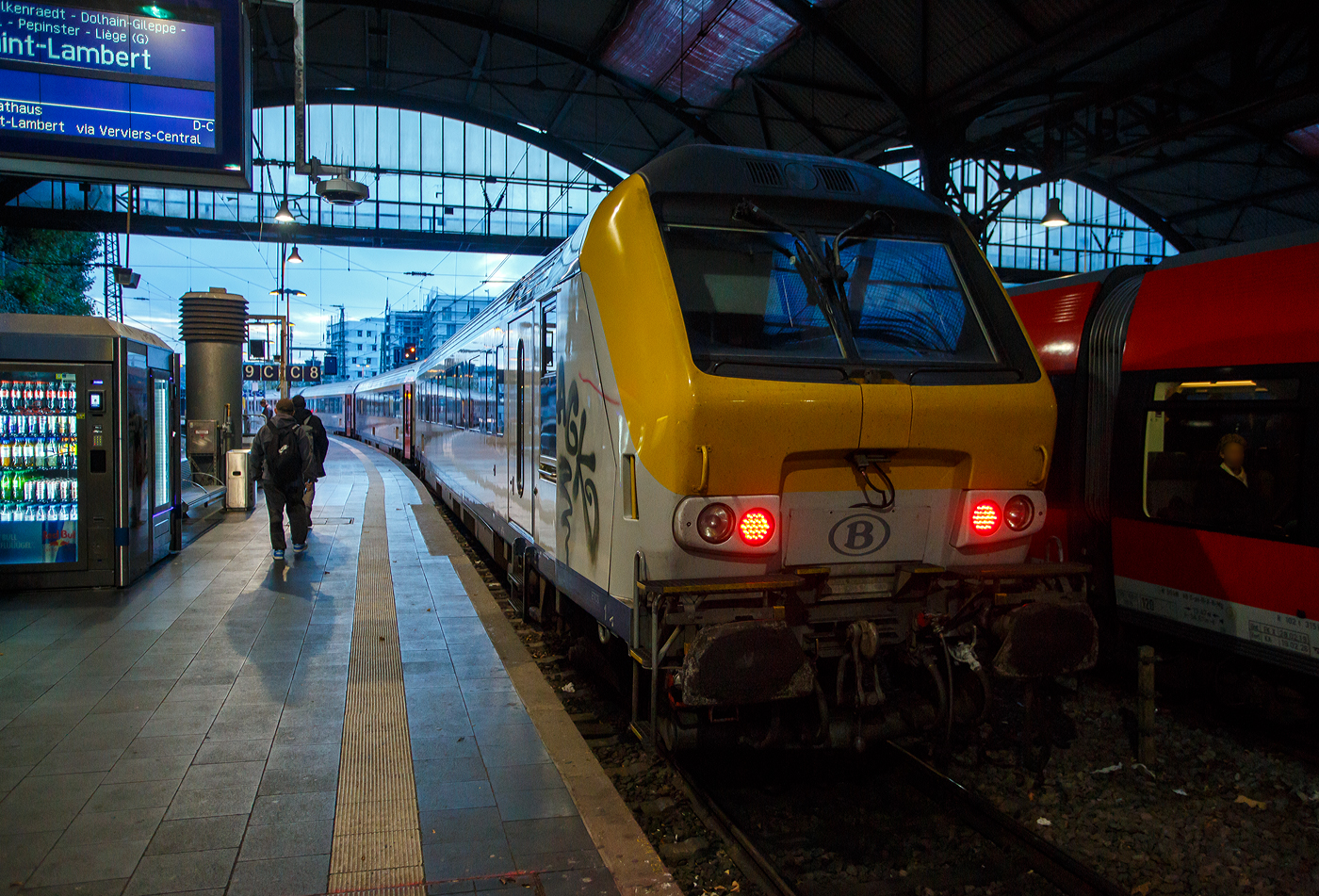 SNCB/NMBS - I11 Steuerwagen der zweiten Klasse mit Gepäckabteil, BDbfpm 61 88 80 90 011-2 B-B, ex 19811, eingereiht im Zugverband des euregioAIXpress (S41) von Liège-Saint-Lambert über Welkenraedt nach Aachen (d'Aix-la-Chapelle), am 21 Oktober 2025 im Hauptbahnhof Aachen. Der Wagen hat für 200 km/h die RIC-Zulassungen für Frankreich, Deutschland, Österreich, die Niederlande, Italien, die Schweiz, Luxemburg, sowie natürlich Belgien (F, D, A, NL, I, CH, L, B).

Als I11-Wagen werden Reisezugwagen der Nationale Gesellschaft der Belgischen Eisenbahnen (französisch SNCB - Société nationale des chemins de fer belges / niederländisch NMBS - Nationale Maatschappij der Belgische Spoorwegen) bezeichnet. Diese Wagen wurden zwischen 1995 und 1997 von Bombardier Transportation, im ehemaligen BN Constructions Ferroviaires et Métalliques in Brügge, gebaut. Gebaut wurden 36 Wagen der 1. Klasse A (11801 – 11836 / 61 88 10 90 001 – 036), 106 Wagen der 2. Klasse B (12801 – 12906 / 61 88 20 90 001 – 106), sowie 21 Steuerwagen der 2. Klasse BDx (19801 – 19821 / BDbfpm 61 88 80 90 001 – 021). Die I11-Wagen waren die ersten Reisezugwagen der NMBS/SNCB, die für eine Geschwindigkeit von 200 km/h ausgelegt waren. Diese Geschwindigkeit wird planmäßig auf der Schnellfahrstrecke HSL 2 zwischen Brüssel und Lüttich ausgefahren. Bei 200 km/h liegt der Geräuschpegel bei 65 dB.

Geschichte:
Die Fertigung der I11-Wagen begann im Jahr 1995 und war 1997 abgeschlossen. Haupteinsatzgebiet der Wagen war ursprünglich die IC-Linie A von Ostende über Brüssel nach Eupen. Die Umstellung dieser Linie auf I11-Wagen erfolgte im Juli 1996. Der Einsatz von Wendezügen mit den Steuerwagen des Typs I11 begann im Februar 1998. Zwischenzeitlich wurden die Wagen auch in den beiden Belgien erreichenden EuroCity-Zügen Iris und Vauban eingesetzt. Aber auch Köln war Ziel dieser Wagen.

Technik:
Es gibt drei unterschiedliche Varianten der I11-Wagen: I11 A bezeichnet die Wagen erster Klasse, I11 B die Wagen zweiter Klasse und I11 BDx die Steuerwagen. Sowohl vom Exterieur als auch vom Interieur ähneln die Wagen den Triebzügen der Reihe AM 96, an deren Entwicklung Bombardier ebenfalls beteiligt war. Front und Führerstand der Steuerwagen wurden von der Reihe 13 übernommen. Mit den Lokomotiven dieses Typs oder der Reihe 18/19 können auch Wendezüge gebildet werden.

Gegenüber den zuvor eingesetzten Wagen in Belgien wurden die I11-Wagen in zahlreichen Punkten weiterentwickelt: Eine Klimaanlage und behindertengerechte, geschlossene Chemietoiletten sind vorhanden, an den Wagenenden im Innenraum sowie an der Außenseite der Wagen sind elektronische Fahrgastinformationssysteme installiert, die Wagenbeleuchtung im Innenraum ist indirekt und es gibt ein Rollstuhlabteil. Anordnung und Komfortniveau der Sitze sind an den Hochgeschwindigkeitsverkehr angelehnt.

Siemens erhielt im Dezember 2021 den Auftrag, die 21 I11-Steuerwagen mit ETCS auszurüsten (ETCS Level 2 nach Baseline 3 M2).

TECHNISCHE DATEN der Steuerwagen:
Hersteller: Bombardier Transportation (ex BN)
Spurweite: 1.435 mm (Normalspur)
Anzahl der Achsen: 4 (2`2´)
Länge über Puffer: 26.400 mm
Drehzapfenabstand: 18.400 mm
Achsabstand im Drehgestell: 2.560 mm
Drehgestelltyp: ANF-Typ 36
Wagenkastenbreite: 2.860 mm
Eigengewicht: 47 t
Höchstgeschwindigkeit: 200 km/h
Sitzplätze: 58 in der 2. Klasse Wagen 
Toiletten: 1 (behindertengerecht, Vakuum, geschlossenes System)
Bremse: KE-R-Mg (D) 
