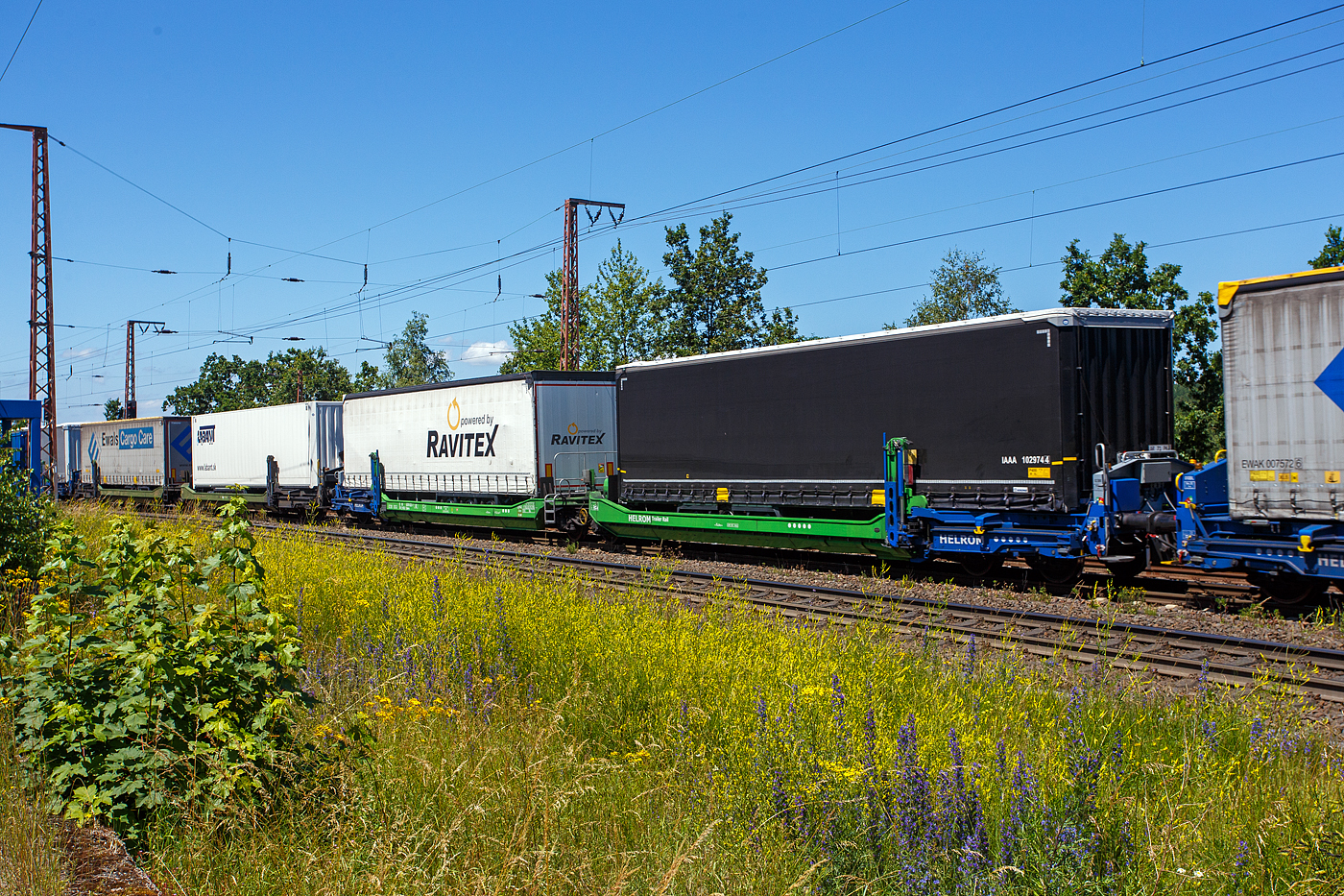 Spezieller sechsachsiger Gelenk-Taschenwagen System HELROM, 33 80 4878 023-7 D-HELR, der Gattung Sdmrs, der HELROM Trailer Rail am 28 Juni 2024 im Zugverband bei der Durchfahrt in Rudersdorf (Kreis Siegen).

Der Clou bei HELROM sind neuartige Transportwaggons, die keine teuren Kran- oder Verladeeinrichtungen brauchen. Dieses Megaswing-System ist ein spezieller Taschenwagen mit schwenkbaren Aufnahmewannen für Sattelauflieger. Hydraulikstützen dienen als Stabilisierung, wenn die Wanne nach links oder rechts ausschwenkt. Die Beladung der Wanne mit einem Sattelauflieger erfolgt rückwärts. Nach Absatteln des Sattelaufliegers wird die Wanne angehoben und schwenkt wieder ein. Der Sattelauflieger wird leicht abgesenkt und mit dem Waggon fest verbunden, er ist nun auf dem Waggon sicher verstaut. Die Technik ist im Waggon verbaut.

TECHNISCHE DATEN:
Hersteller: Gök Yapi  (Türkei)
Spurweite: 1.435 mm
Länge über Puffer: 34.230 mm
Drehzapfenabstand: 2 x 14.200 mm
Achsabstand im Drehgestellen: 1.800 mm
Laufraddurchmesser: 920 mm (neu)
Eigengewicht: 45.700 kg 
Max. Zuladung bei Lastgrenze: 76,0 t (ab Streckenklasse D)
Max. Geschwindigkeit: 100 km/h (beladen) / 120 km/h (leer)
Kleinster befahrbarer Gleisbogen: R 75 m
Bremse: 2 x MH-GP-A (K)
Bremssohle: Cosid 810
Feststellbremse: Ja (auf ein Drehgestell)
Intern. Verwendungsfähigkeit: TEN-GE