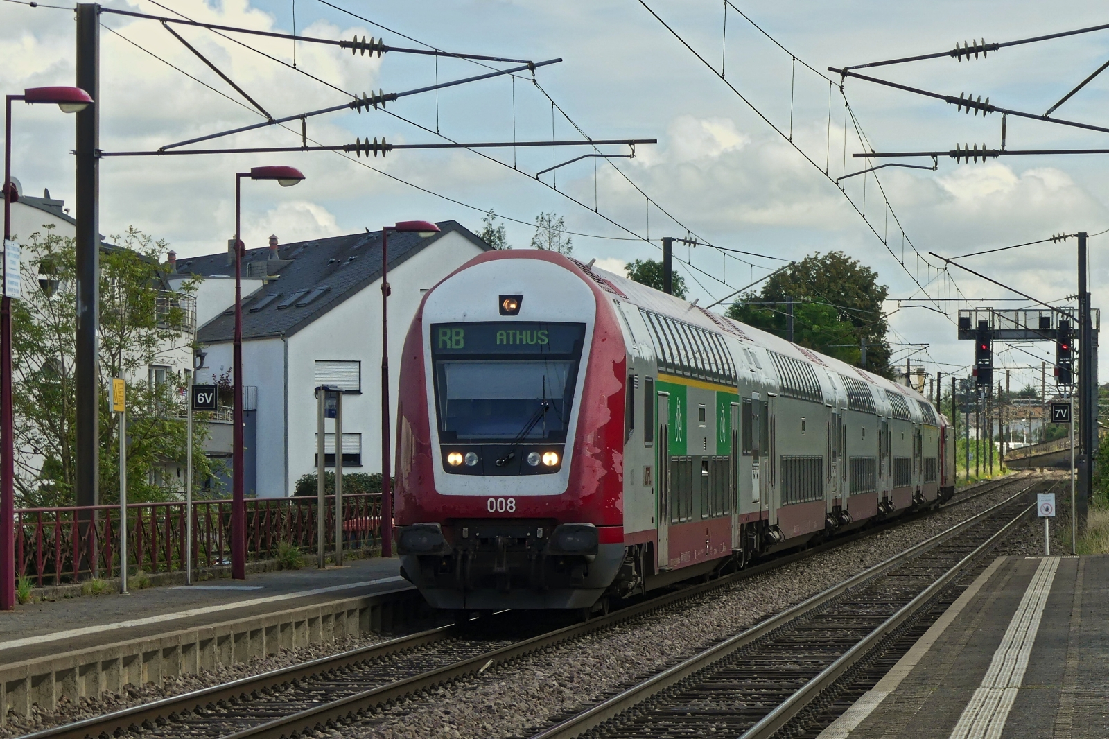 Steuerwagen 008 vorraus, geschoben von CFL Lok 4002, aus der Stadt Luxemburg kommend, f�hrt in die Haltestelle Lamadelaine ein. 08.08.2024.
Kurz vor dem Bahnhof von Petange vereinigen sich die Strecken aus Richtung Luxemburg �ber Hollerich, sowie die Strecke �ber Esch Alzette. Bis zum 15.09.2024 ist das Teilst�ck Bettembourg bis zum Bahnhof in Luxemburg wegen Bauarbeiten noch gesperrt
