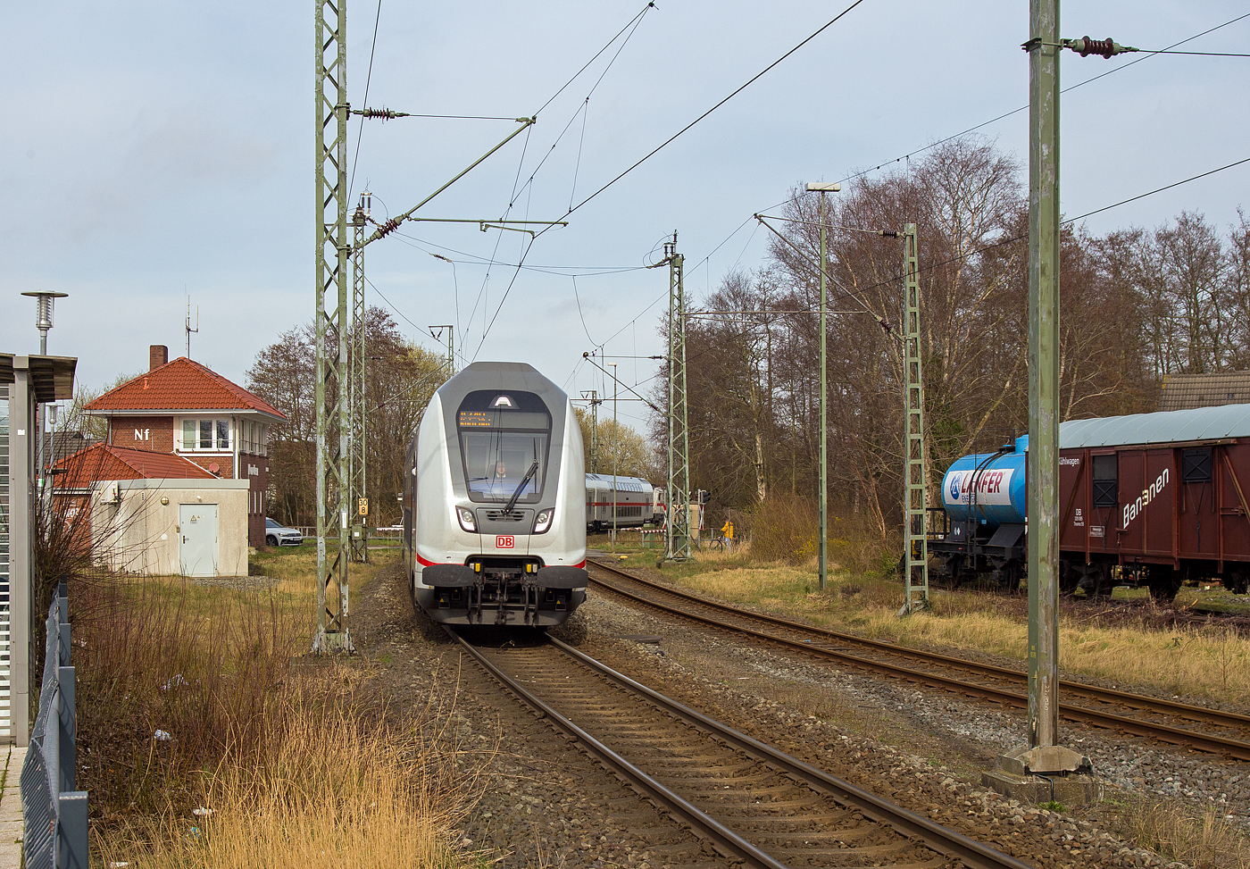 Steuerwagen voraus erreicht die DB IC2-Garnitur 4886 als IC 2203 (RE35) von Norddeich Mole, via Emden und Münster nach Köln Hbf, am 14 März 2024 den Bahnhof Norden. Von Norddeich Mole bis Leer (Ostfriesland) wird der Zug auch als RE 35 geführt, so sind hier auch Nahverkehrstickets gültig.

Schublok war die 147 562-3 (91 80 6147 562-3 D-DB) der DB Fernverkehr AG.