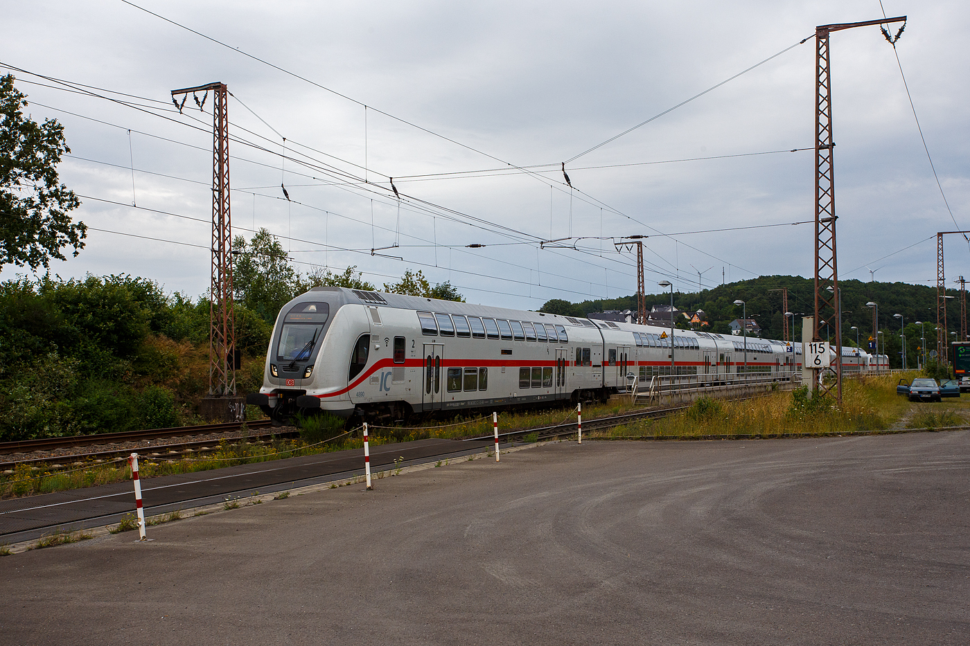 Steuerwagen voraus fährt am 01 August 2024 die IC2-Garnitur 4890 der DB Fernverkehr AG, als IC 2320 / RE 34 (Frankfurt/Main Hbf – Dillenburg - Siegen - Dortmund Hbf) durch Rudersdorf (Kreis Siegen) in Richtung Siegen. Ab Dillenburg bis Dortmund Hbf wird der Zug auch als RE 34 (hier Umlauf 52320) geführt und hat in diesem Abschnitt die Freigabe für alle Nahverkehr Tickets.

Schublok war die TRAXX P160 AC3 - 147 552-4 (91 80 6147 552-4 D-DB – IC 4890). Nochmals einen lieben Gruß an den netten Lokführer zurück.

Seit Dezember 2021 ist die Bundesautobahn A 45 nördlich von Lüdenscheid in beiden Fahrtrichtungen aufgrund von massiven Brückenschäden dauerhaft gesperrt. Durch den gesperrten Autobahn-Abschnitt kommt es zu erheblichen verkehrlichen Einschränkungen, insbesondere auf der Achse Dortmund – Hagen – Siegen. Um den Verkehr etwas zu entzerren und einen Beitrag zur Entlastung der Straßen zu leisten, werden seit September 2022 auch Nahverkehrsfahrkarten in Zügen der Intercity-Linie 34 (Frankfurt M. – Siegen – Dortmund – Münster), zwischen Dillenburg und Dortmund anerkannt.