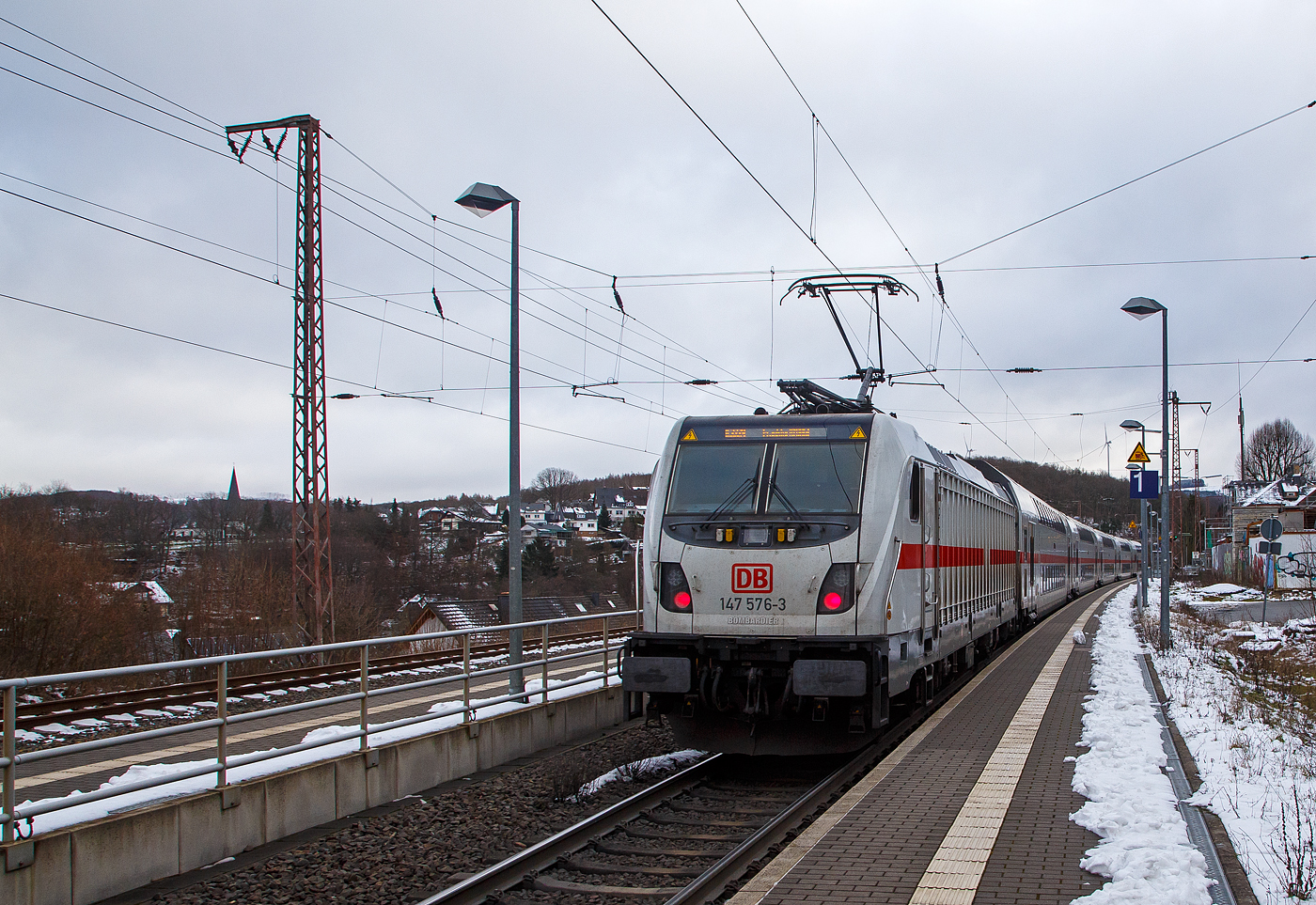 Steuerwagen voraus fährt der IC2 (Garnitur IC 4903) am 27.01.2023 als IC 2229 (Dortmund -  Siegen - Frankfurt/Main) durch Rudersdorf (Kr. Siegen) in Richtung Frankfurt.  Schublok war die 147 576 (91 80 6147 576-3 D-DB – IC 4903) der DB Fernverkehr AG. 

Seit Dezember 2021 ist die Bundesautobahn A 45 nördlich von Lüdenscheid in beiden Fahrtrichtungen aufgrund von massiven Brückenschäden dauerhaft gesperrt. Durch den gesperrten Autobahn-Abschnitt kommt es zu erheblichen verkehrlichen Einschränkungen, insbesondere auf der Achse Dortmund – Hagen – Siegen.

Um den Verkehr etwas zu entzerren und einen Beitrag zur Entlastung der Straßen zu leisten, werden seit September 2022 auch Nahverkehrsfahrkarten in Zügen der Intercity-Linie 34 (Frankfurt M. – Siegen – Dortmund – Münster), zwischen Dillenburg und Dortmund anerkannt, zuvor galt dies nur im Abschnitt Dillenburg – Letmathe.