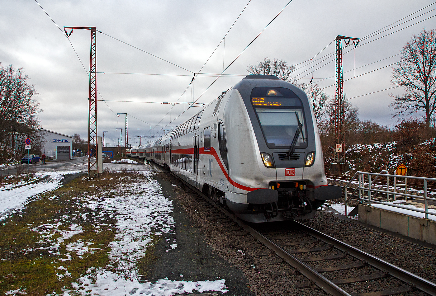 Steuerwagen voraus fährt der IC2 (Garnitur IC 4903) am 27.01.2023 als IC 2229 (Dortmund -  Siegen - Frankfurt/Main) durch Rudersdorf (Kr. Siegen) in Richtung Frankfurt.  Schublok war die 147 576 (91 80 6147 576-3 D-DB – IC 4903) der DB Fernverkehr AG. 

Seit Dezember 2021 ist die Bundesautobahn A 45 nördlich von Lüdenscheid in beiden Fahrtrichtungen aufgrund von massiven Brückenschäden dauerhaft gesperrt. Durch den gesperrten Autobahn-Abschnitt kommt es zu erheblichen verkehrlichen Einschränkungen, insbesondere auf der Achse Dortmund – Hagen – Siegen.

Um den Verkehr etwas zu entzerren und einen Beitrag zur Entlastung der Straßen zu leisten, werden seit September 2022 auch Nahverkehrsfahrkarten in Zügen der Intercity-Linie 34 (Frankfurt M. – Siegen – Dortmund – Münster), zwischen Dillenburg und Dortmund anerkannt, zuvor galt dies nur im Abschnitt Dillenburg – Letmathe.