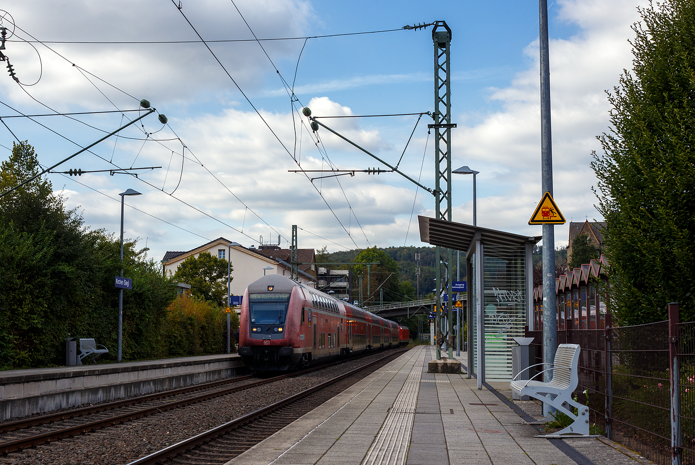 Steuerwagen voraus fährt der RE 9 rsx - Rhein-Sieg-Express (Siegen – Köln – Aachen) am 15 September 2024 in den Bahnhof Kirchen (Sieg) ein. Schublok war die 146 001-3 der DB Regio NRW.