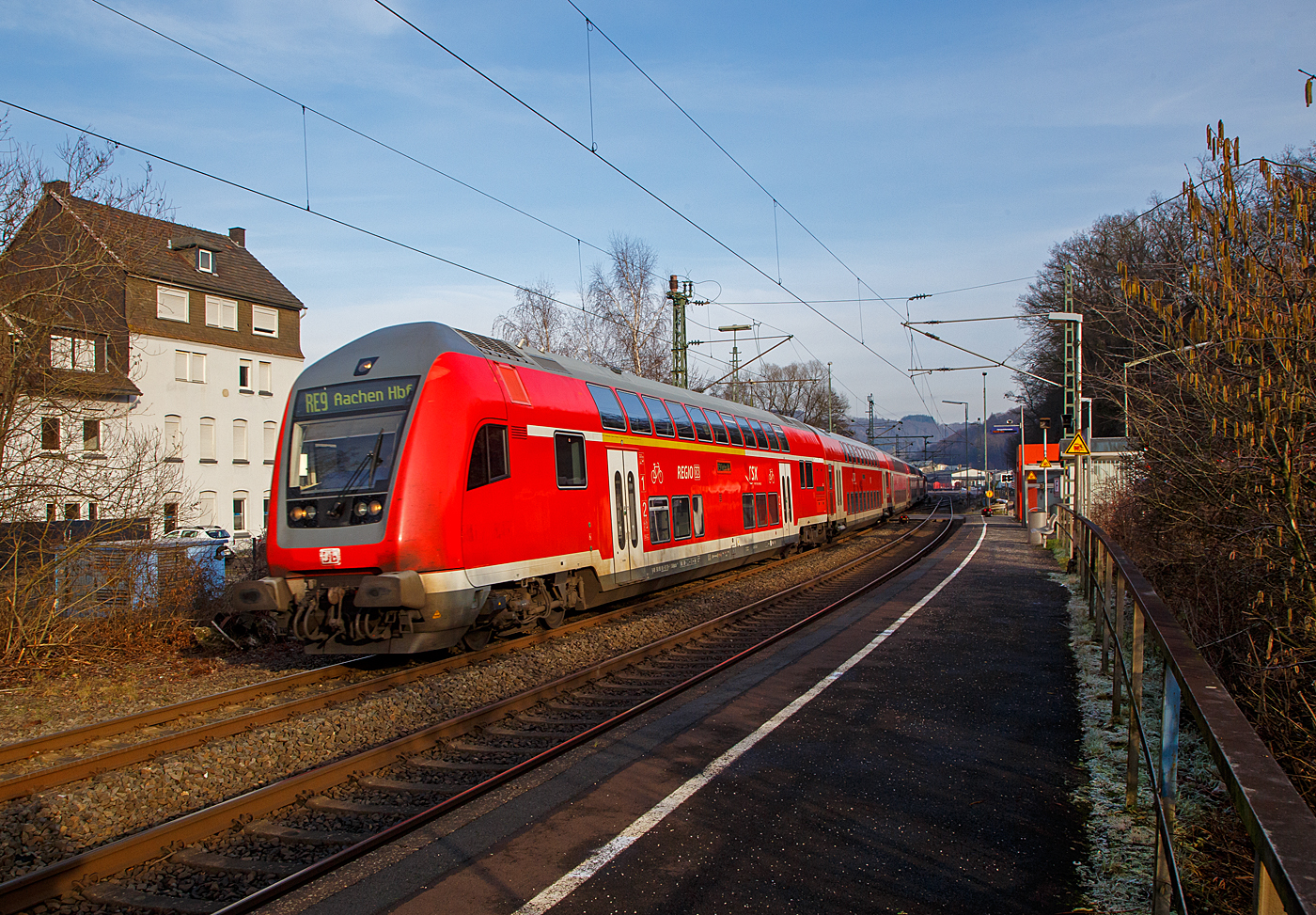 Steuerwagen voraus rauscht der RE 9 rsx - Rhein-Sieg-Express (Siegen – Köln – Aachen) am 18.01.2023 durch den Bahnhof Scheuerfeld (Sieg).

Vorne der klimatisierte 1./2. Klasse Doppelstock-Steuerwagen (DoSto-Steuerwagen) ist der D-DB 50 80 86-81 118-1 der Gattung DABpbzfa 767.3, vom rsx - „Rhein-Sieg-Express“ der DB Regio NRW der DB Regio NRW. Dieser wurde 2010 von Bombardier im Werk Görlitz gebaut für den „Rhein-Sieg-Express“ der DB Regio NRW. Von der Bauart 767.3 gibt es auch nur 2 Stück diesen und d.en 119-9 beide sind beim Rhein-Sieg-Express (RE 9) im Einsatz. 

TECHNISCHE DATEN:
Hersteller: Bombardier Werk Görlitz, ex Deutsche Waggonbau AG (DWA)
Spurweite: 1.435 mm
Länge über Puffer: 27.270 mm
Wagenkastenlänge: 26.660 mm
Wagenkastenbreite: 2.784 mm
Höhe über Schienenoberkante: 4.631 mm
Drehzapfenabstand: 20.000 mm
Achsstand im Drehgestell: 2.500 mm
Drehgestellbauart: Görlitz VIII
Leergewicht: 53 t
Höchstgeschwindigkeit: 160 km/h
Bremsbauart: KE-PR-A-Mg-mZ (D)
Sitzplätze: 38 (1.Klasse) / 41 (2. Klasse) 
Toiletten: 1, behindertengerecht, geschlossenes System
Bemerkungen: 2 Mehrzweckabteil, 1 Dienstraum, uneingeschränkt dieselloktauglich

Schublok war die 111 168-1 (91 80 6111 168-1 D-DB) der DB Regio NRW.