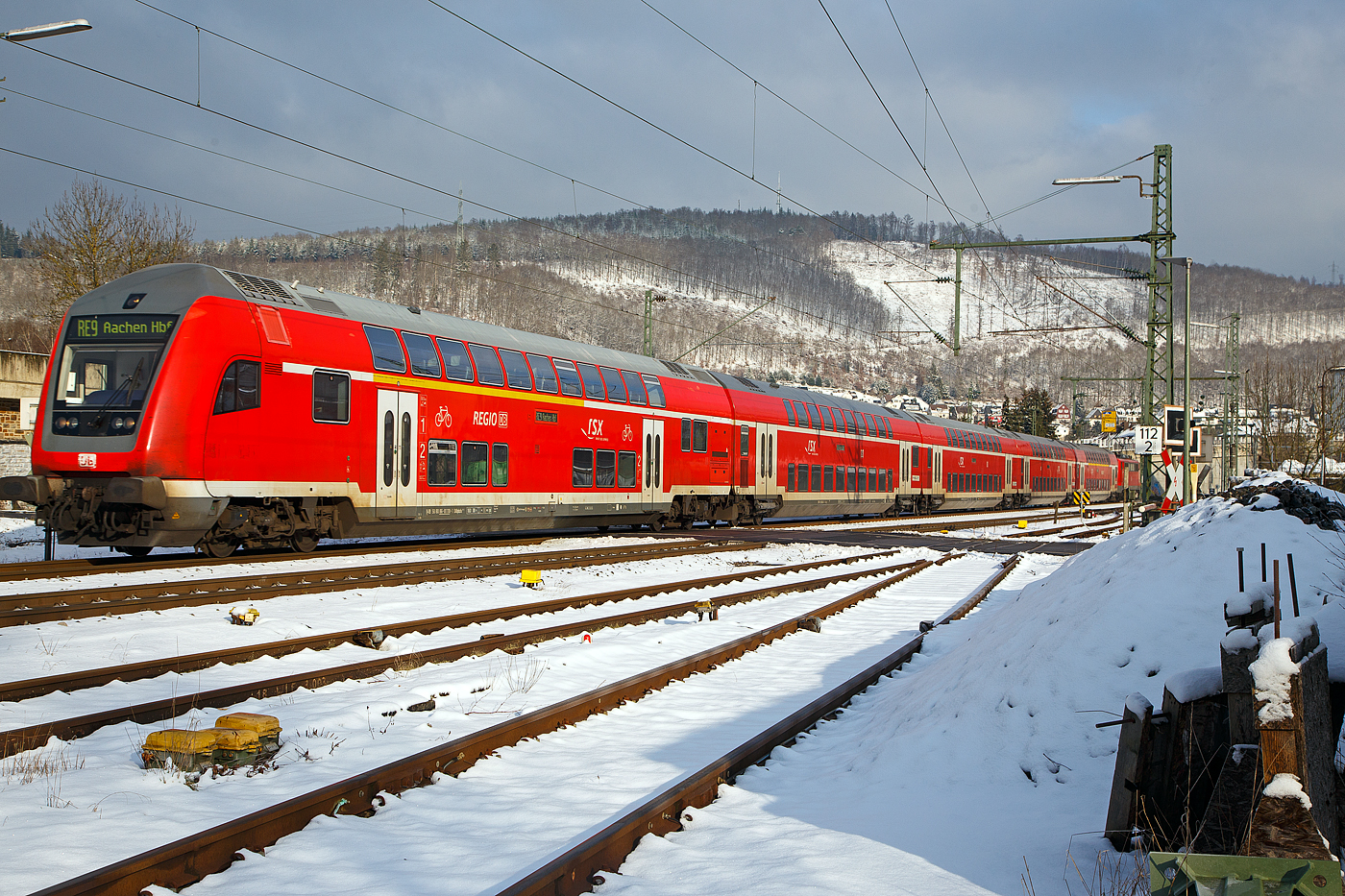 Steuerwagen voraus rauscht der RE 9 rsx - Rhein-Sieg-Express (Siegen – K�ln – Aachen) am 21.01.2023 durch Niederschelden (Sieg) in Richtung Betzdorf.

Vorne der klimatisierte 1./2. Klasse Doppelstock-Steuerwagen (DoSto-Steuerwagen) ist der D-DB 50 80 86-81 118-1 der Gattung DABpbzfa 767.3, vom rsx - „Rhein-Sieg-Express“ der DB Regio NRW der DB Regio NRW. Dieser wurde 2010 von Bombardier im Werk G�rlitz gebaut f�r den „Rhein-Sieg-Express“ der DB Regio NRW. Von der Bauart 767.3 gibt es auch nur 2 St�ck diesen und den 119-9 beide sind beim Rhein-Sieg-Express (RE 9) im Einsatz.	

TECHNISCHE DATEN:
Hersteller: Bombardier Werk G�rlitz, ex Deutsche Waggonbau AG (DWA)
Spurweite: 1.435 mm
L�nge �ber Puffer: 27.270 mm
Wagenkastenl�nge: 26.660 mm
Wagenkastenbreite: 2.784 mm
H�he �ber Schienenoberkante: 4.631 mm
Drehzapfenabstand: 20.000 mm
Achsstand im Drehgestell: 2.500 mm
Drehgestellbauart: G�rlitz VIII
Leergewicht: 53 t
H�chstgeschwindigkeit: 160 km/h
Bremsbauart: KE-PR-A-Mg-mZ (D)
Sitzpl�tze: 38 (1.Klasse) / 41 (2. Klasse) 
Toiletten: 1, behindertengerecht, geschlossenes System
Bemerkungen: 2 Mehrzweckabteil, 1 Dienstraum, uneingeschr�nkt dieselloktauglich

Schublok war die 111 168-1 (91 80 6111 168-1 D-DB) der DB Regio NRW.
