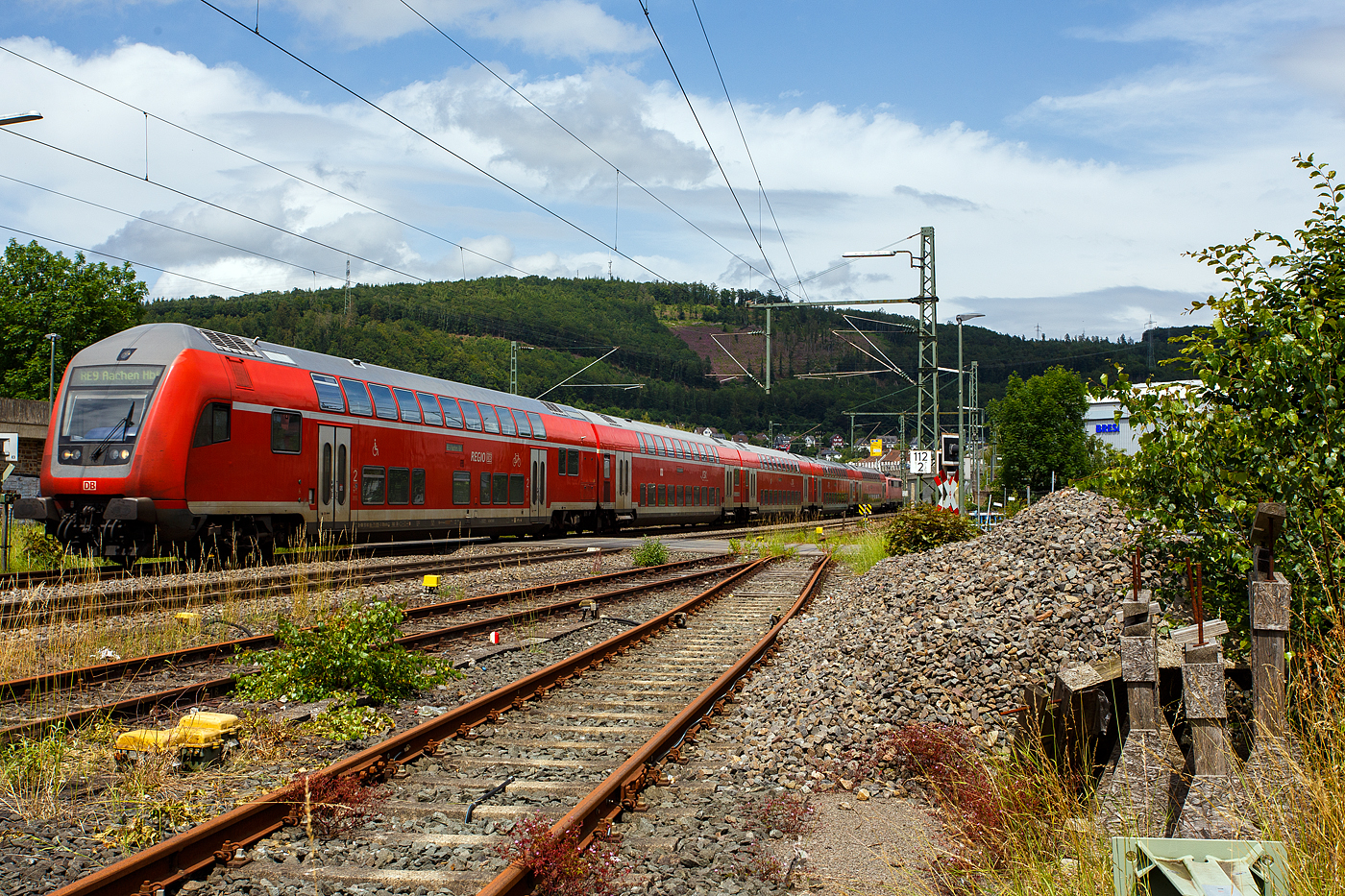 Steuerwagen voraus rauscht der RE 9 rsx - Rhein-Sieg-Express (Siegen – Köln – Aachen) am 21 Juni 2024 durch Niederschelden in Richtung Köln. Schublok war die 111 197-0 (91 80 6111 197-0 D-DB) der DB Regio NRW bzw. DB Gebrauchtzug.