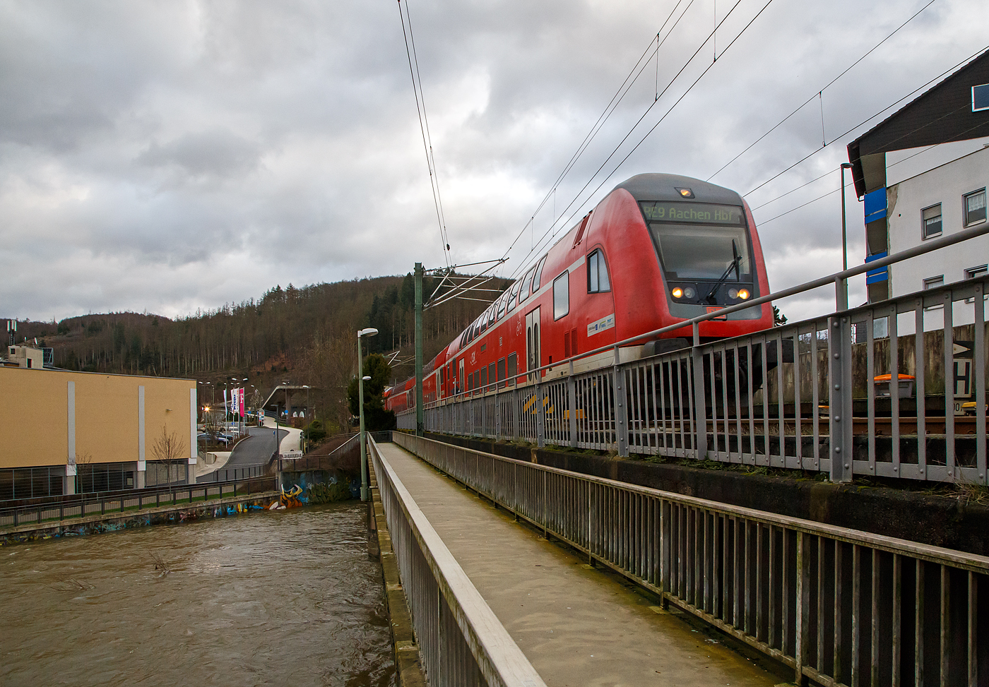 Steuerwagen voraus �berquert der RE 9 rsx - Rhein-Sieg-Express (Siegen– K�ln - Aachen) am 15.01.2023, die Siegbr�cke und erreicht den Bahnhof Betzdorf (Sieg), Schublok war die 146 004-7 (91 80 6146 004-7 D-DB).

Links sieht man die Sieg die z. Z. m�chtigen Wassermassen f�hrt, die Hochwassermeldemarke ist schon seit Tagen hier erreicht.
