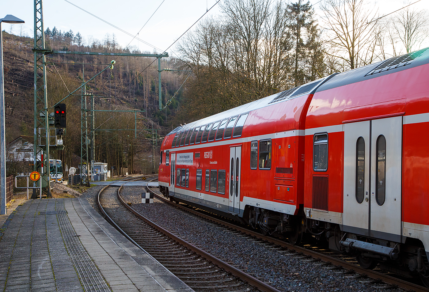 Steuerwagen voraus verl�sst der RE 9 rsx - Rhein-Sieg-Express (Siegen – K�ln – Aachen) am 17.01.2023 den Bahnhof Kirchen (Sieg). 

Der klimatisierte Doppelstock-Steuerwagen der 2. Klasse (DoSto-Steuerwagen) ist der D-DB 50 80 86 – 81 058-9 DBpbzfa 766.3 „Schwarzwaldbahn“  der DB Regio Baden-W�rttemberg, er wird auch als Gebrauchtwagen angeboten, daher tr�gt er die Werbung: Damit alles in „Bewegung bleibt / Ein Fahrzeug von db-gebrauchtzug.de im Einsatz“. Wobei der Steuerwagen gar nicht so alt ist, er wurde 2006 von Bombardier im Werk G�rlitz gebaut.

Die f�r die „Schwarzwaldbahn“ beschafften Doppelstockwagen verf�gen allesamt �ber eine Schweizzulassung, jedoch nicht �ber die entsprechende Schweizer Zugsicherung im Steuerwagen. 

TECHNISCHE DATEN:
Hersteller: Bombardier Werk G�rlitz, ex Deutsche Waggonbau AG (DWA)
Spurweite: 1.435 mm
L�nge �ber Puffer: 27.270 mm
Wagenkastenl�nge: 26.660 mm
Wagenkastenbreite: 2.784 mm
H�he �ber Schienenoberkante: 4.631 mm
Drehzapfenabstand: 20.000 mm
Achsstand im Drehgestell: 2.500 mm
Drehgestellbauart: G�rlitz VIII
Leergewicht: 53 t
H�chstgeschwindigkeit: 160 km/h
Bremsbauart: KE-PR-A-Mg-mZ (D)
Sitzpl�tze: 100 (2. Klasse) und 2 Rollstuhlpl�tze
Toiletten: 1, behindertengerecht, geschlossenes System
Bemerkungen: 1 Mehrzweckabteil, 1Dienstraum:
Zulassungen f�r: Deutschland und die Schweiz, uneingeschr�nkt dieselloktauglich

Schublok war die 146 003-9 (91 80 6146 003-9 D-DB) der DB Regio NRW.