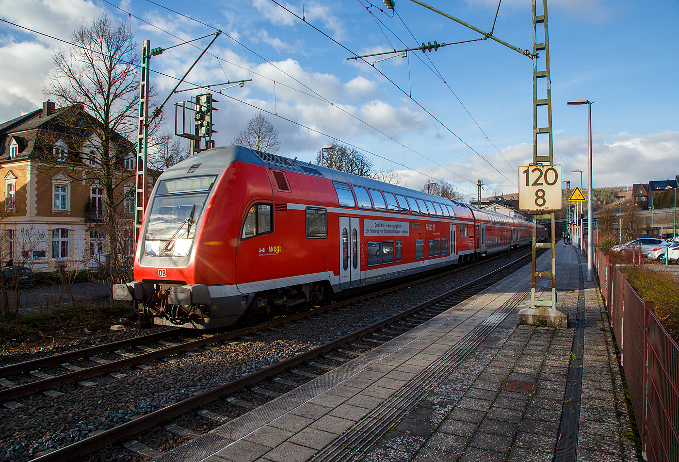 Steuerwagen voraus verl�sst der RE 9 rsx - Rhein-Sieg-Express (Siegen – K�ln – Aachen) am 17.01.2023 den Bahnhof Kirchen (Sieg). 

Der klimatisierte Doppelstock-Steuerwagen der 2. Klasse (DoSto-Steuerwagen) ist der D-DB 50 80 86 – 81 058-9 DBpbzfa 766.3 „Schwarzwaldbahn“  der DB Regio Baden-W�rttemberg, er wird auch als Gebrauchtwagen angeboten, daher tr�gt er die Werbung: Damit alles in „Bewegung bleibt / Ein Fahrzeug von db-gebrauchtzug.de im Einsatz“. Wobei der Steuerwagen gar nicht so alt ist, er wurde 2006 von Bombardier im Werk G�rlitz gebaut.

Die f�r die „Schwarzwaldbahn“ beschafften Doppelstockwagen verf�gen allesamt �ber eine Schweizzulassung, jedoch nicht �ber die entsprechende Schweizer Zugsicherung im Steuerwagen. 

TECHNISCHE DATEN:
Hersteller: Bombardier Werk G�rlitz, ex Deutsche Waggonbau AG (DWA)
Spurweite: 1.435 mm
L�nge �ber Puffer: 27.270 mm
Wagenkastenl�nge: 26.660 mm
Wagenkastenbreite: 2.784 mm
H�he �ber Schienenoberkante: 4.631 mm
Drehzapfenabstand: 20.000 mm
Achsstand im Drehgestell: 2.500 mm
Drehgestellbauart: G�rlitz VIII
Leergewicht: 53 t
H�chstgeschwindigkeit: 160 km/h
Bremsbauart: KE-PR-A-Mg-mZ (D)
Sitzpl�tze: 100 (2. Klasse) und 2 Rollstuhlpl�tze
Toiletten: 1, behindertengerecht, geschlossenes System
Bemerkungen: 1 Mehrzweckabteil, 1Dienstraum:
Zulassungen f�r: Deutschland und die Schweiz, uneingeschr�nkt dieselloktauglich

Schublok war die 146 003-9 (91 80 6146 003-9 D-DB) der DB Regio NRW.
