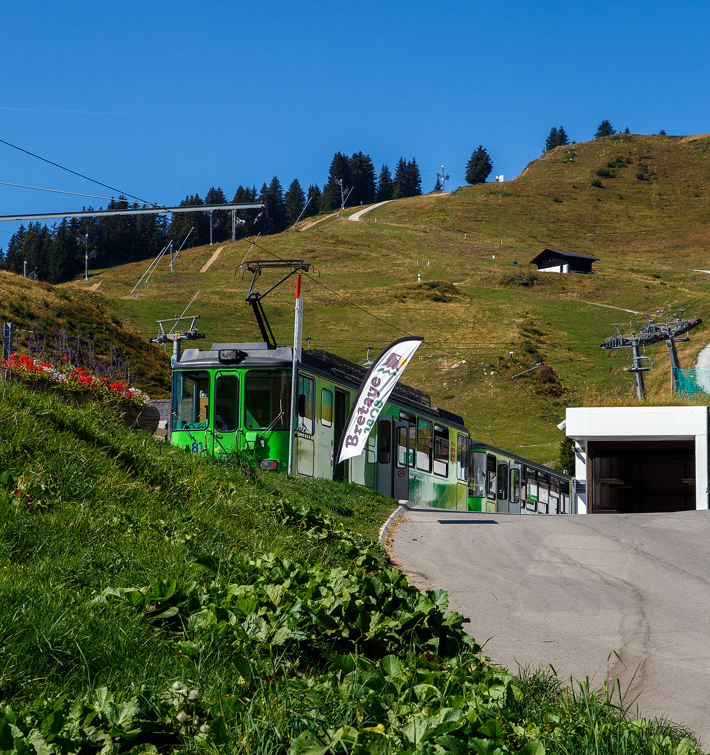 TPC 125 Jahre BVB! (Les TPC célèbrent les 125 ans du BVB!):
Der tpc BVB BDeh 4/4 – 81 „Gryon“, ein elektrischer Personentriebwagen mit Gepäckabteil für den gemischtem Adhäsions- und Zahnradbetrieb, der Bex–Villars–Bretaye-Bahn, steht am 10 September 2023 mit einem Pendelzug im Bergbahnhof Col-de-Bretaye (1.808 m ü. M.). Hinter dem Triebwagen sind die beiden Steuerwagen tpc BVB Bt 61(ex BVB B 53) und der Steuerwagen tpc BVB Bt 63.