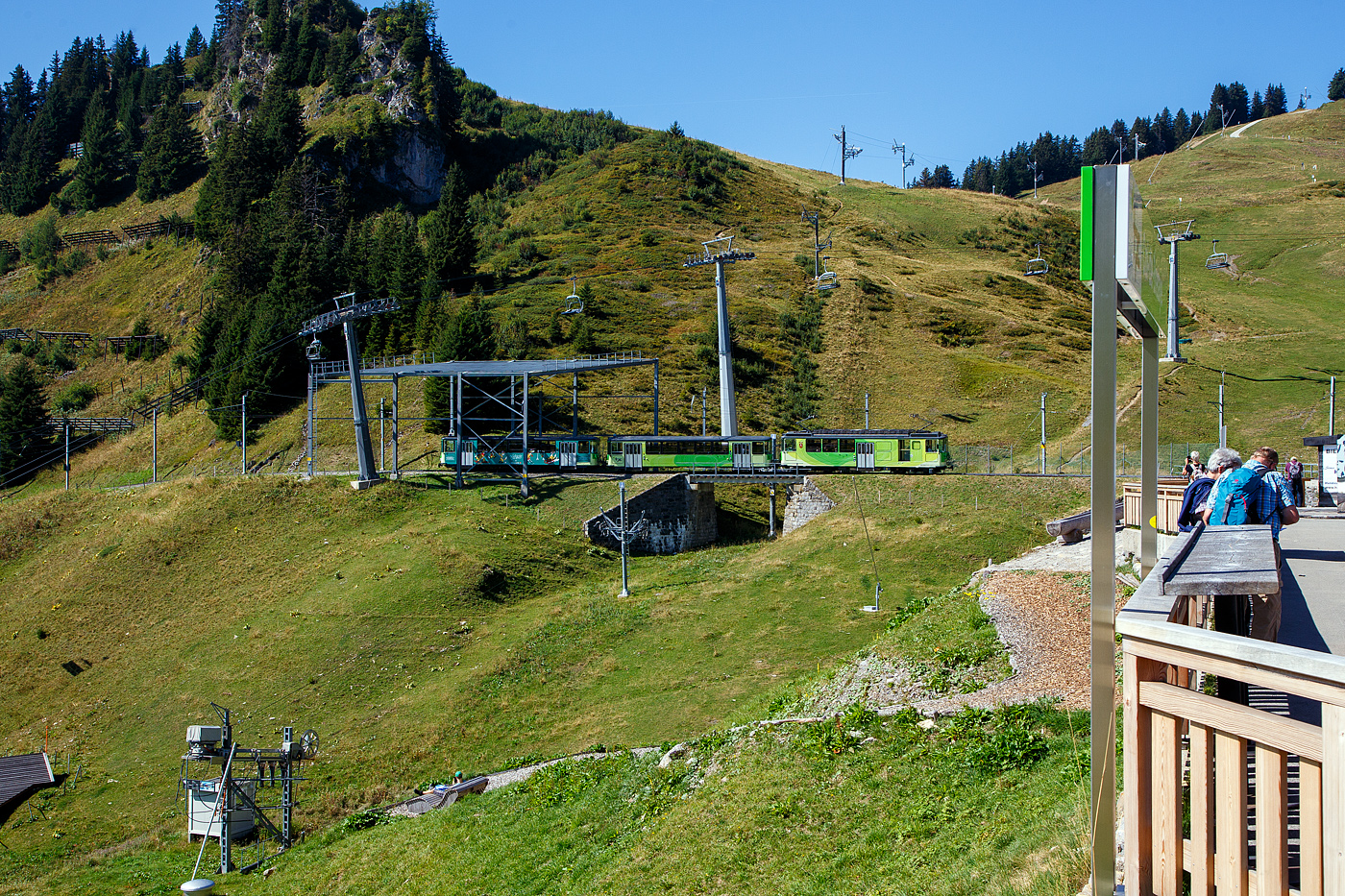 TPC 125 Jahre BVB! (Les TPC c�l�brent les 125 ans du BVB!):
Der tpc BVB BDeh 4/4 – 81 „Gryon“ ein elektrischer Personentriebwagen mit Gep�ckabteil f�r den gemischtem Adh�sions- und Zahnradbetrieb der Bex–Villars–Bretaye-Bahn, erreicht mit dem Pendelzug am 10 September 2023 bald den Bergbahnhof Col-de-Bretaye (1.808 m �. M.). Hinter den Triebwagen sind die beiden Steuerwagen tpc BVB Bt 61(ex BVB B 53) und der Steuerwagen tpc BVB Bt 63.

Gut sieht am das hier die OL-Masten, wohl mit Bedacht, an der Bergseite stehen.