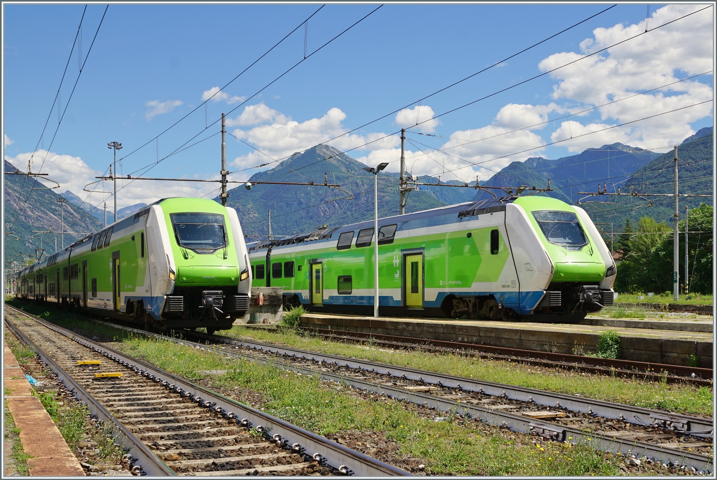 Trenord ETR 421  Rock  warten in Domodossola auf ihre nächsten Einsätze nach Milano. 

25. Juni 2022