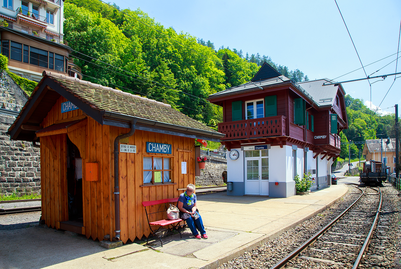 �ber dem Genfersee, der Bahnhof Chamby am 27.05.2023.

Der Bahnhof Chamby ist ein Keilbahnhof, und liegt an der MOB (Montreux–Berner Oberland-Bahn) Strecke (KBS 120) Montreux–Montbovon–Zweisimmen, von hier zweigt die Strecke (KBS 115) nach Blonay ab, diese wird in der Sommersaison von der Museumsbahn, geh�rt aber der Transports Montreux–Vevey–Riviera (MVR, ex CEV). 

Vor dem Bahnhofsgeb�ude der MOB der Ticketschalter der Museumsbahn Blonay–Chamby.