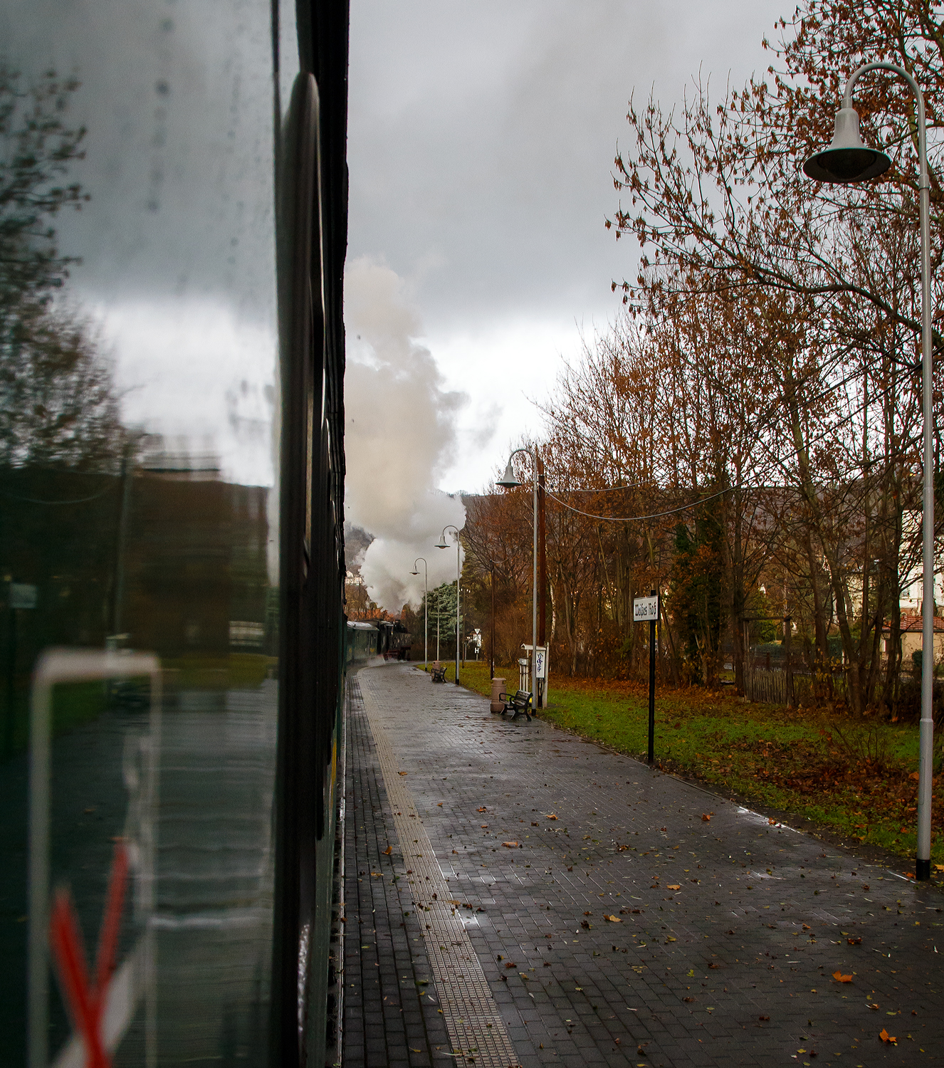 Unterwegs mit dem „L��nitzdackel“  bzw. mit der L��nitzgrundbahn, hier h�lt am 07.12.2022 unser Zug, gezogen von der s�chsischen VII K (Altbau) 99 1761-8,  bei km 1,6 an dem Haltepunkt Wei�es Ro�. 

Die Schmalspurbahn Radebeul Ost - Moritzburg - Radeburg ist eine s�chsische Schmalspurbahn in der Spurweite von 750 mm au�erhalb der s�chsischen Landeshauptstadt Dresden. F�r die Strecke wird heute auch die 1998 vergebene Marketingbezeichnung L��nitzgrundbahn verwendet. Umgangssprachlich wird sie dagegen meist als L��nitzdackel (kurz auch Dackel) oder fr�her Grundwurm bezeichnet.