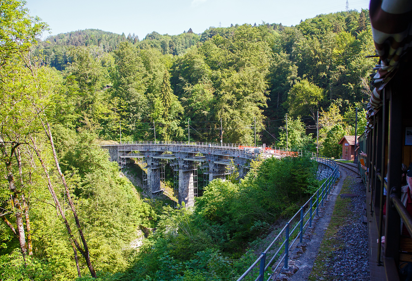 Unterwegs mit der ehemalige Berninabahn BB Ge 4/4 81 der Museumsbahn Blonay–Chamby am 27. 05.2023 von Blonay hinauf in Richtung Chamby, gerade hat unser Zug das Baye de Clarens Viadukt verlassen.

Wie man gut erkennen kann finden an der Brücke finden derzeit umfangreiche Instandsetzungsarbeiten statt, was auch gut für den Betrieb für die Museumsbahn Blonay–Chamby ist. Die Strecke selbst gehört ja nicht der BC, sondern die 2,95 km lange, meterspurige, elektrifizierte und durchgehend eingleisige Bahnstrecke Blonay–Chamby (BAV 115) gehört Transports Montreux–Vevey–Riviera (MVR). Sie wird aber in der Sommersaison auch von der Museumsbahn Blonay–Chamby (BC) als historische Bahn befahren.
