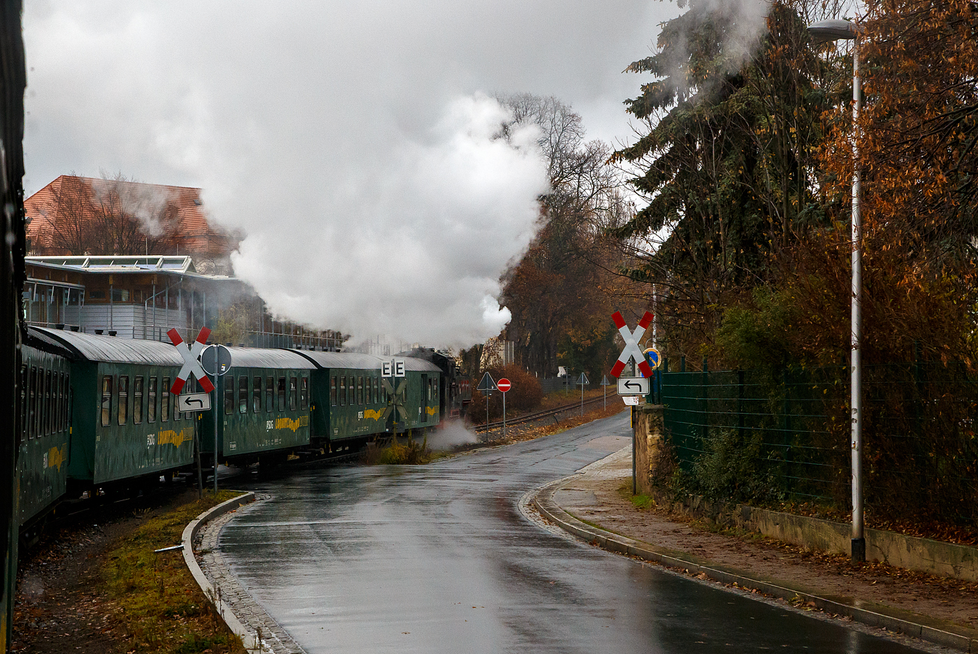 Unterwegs mit der L��nitzgrundbahn der SDG - S�chsische Dampfeisenbahngesellschaft mbH unser Dampfzug, gezogen von der s�chsischen VII K (Altbau) 99 1761-8, bef�hrt hier am 07.12.2022 die Strecke in Radebeul bei der Pestalozzistra�e / Steinbachstra�e nahe der Mei�ner Stra�e.

Die Strecke der s�chsischen Schmalspurbahn Radebeul Ost - Moritzburg - Radeburg in der Spurweite von 750 mm (KBS 509, 12501) hat eine L�nge von 16,6 km. Betrieben wird die Bahn von der SDG - S�chsische Dampfeisenbahngesellschaft mbH. F�r die Strecke wird heute auch die von der DB AG 1998 vergebene Marketingbezeichnung L��nitzgrundbahn verwendet. Umgangssprachlich wird sie dagegen meist als L��nitzdackel (kurz auch Dackel) oder fr�her Grundwurm bezeichnet.
