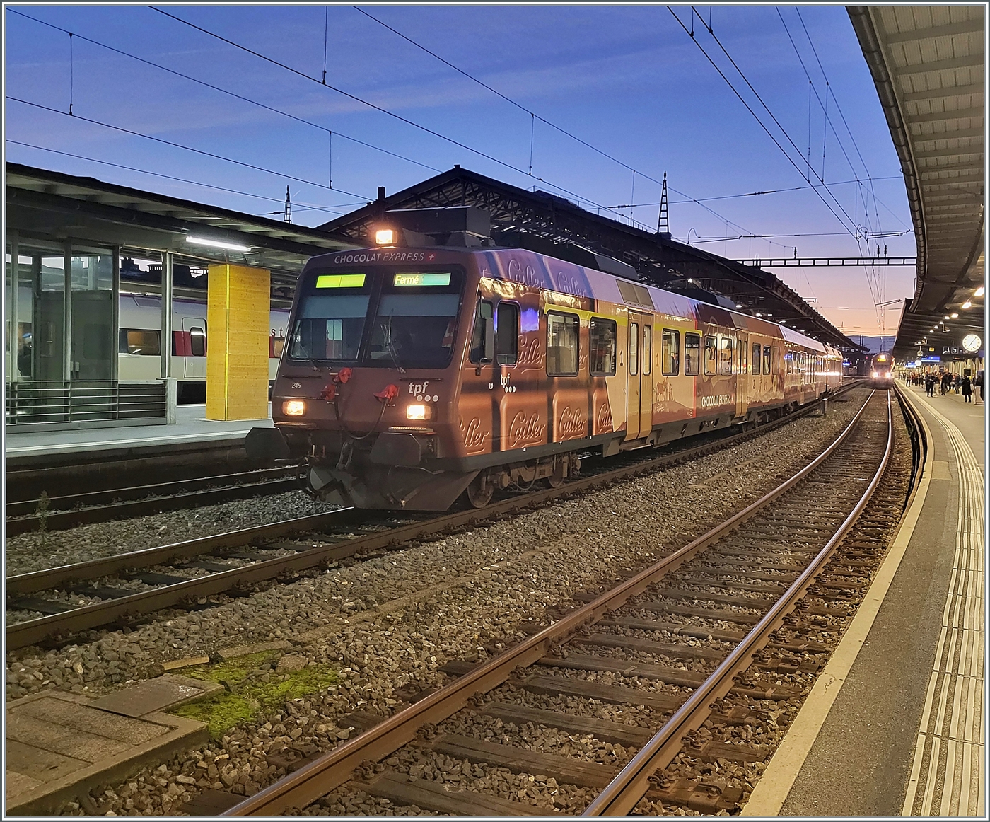 Viel Zeit zum vernaschen des süssen TPF RBDe 560 245 Domino  Chocolat Express  in Lausanne blieb nicht, im Hintergrund ist bereits der einfahrende RE nach St-Maurice zu sehen, welcher den TPF Zug  zu fährt  und gleichzeitig mein Zug nach Vevey ist.

21. Oktober 2024