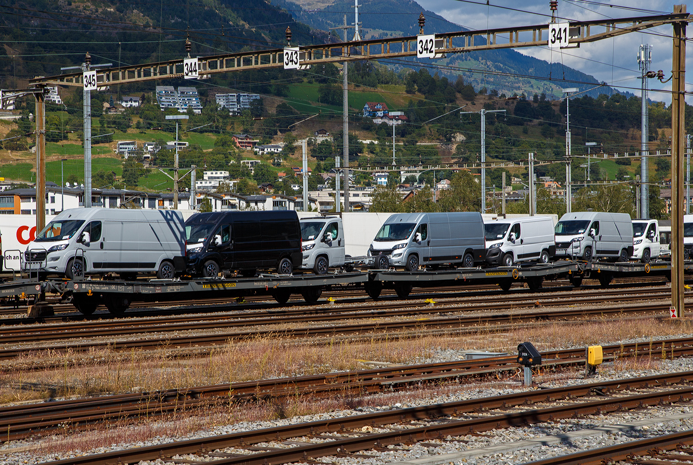 Vierachsige (2 x 2 achsiger) Flachwageneinheit mit abgesenktem Fußboden und Radvorlegern 27 80 4354 136-8 D-TWA, der Gattung Laadrs (TWA DB4), der TWA – TRANSWAGGON GmbH (Hamburg), beladen mit FIAT Kleintransporter abgestellt mir am 07. September 2021beim Bahnhof Brig. 

TECHNISCHE DATEN:
Gattung: Laadrs (TWA Laadrs (DB4))
Spurweite: 1.435 mm
Anzahl der Achsen: 4
Länge über Puffer : 32.230  mm
Achsabstände: 10.000 mm / 5.830 mm / 10.000 mm
Laufraddurchmesser: 840 mm (neu)
Ladelänge : 30.900 mm
Ladebreite : 2.730 mm 
Anzahl Radvorleger: 2 x 16 = 32 
Ladefläche: 84 m²
Fußbodenhöhe über SOK: 1.000mm (abgesenkte Bereich)
Höchstgeschwindigkeit: 100 km/h (beladen) / 120 km/h (leer)
Eigengewicht: 28.700 kg
Nutzlast: 51,3 t ab Streckenklasse C
Kleinster befahrb. Gleisbogenhalbmesser: 74 m
Bremse: 2 x KE-GP-A (K)
Bremssohle: K-Sohle (COSID 810)
Handbremse: Ja
Verwendungsfähigkeit: TEN-GE
