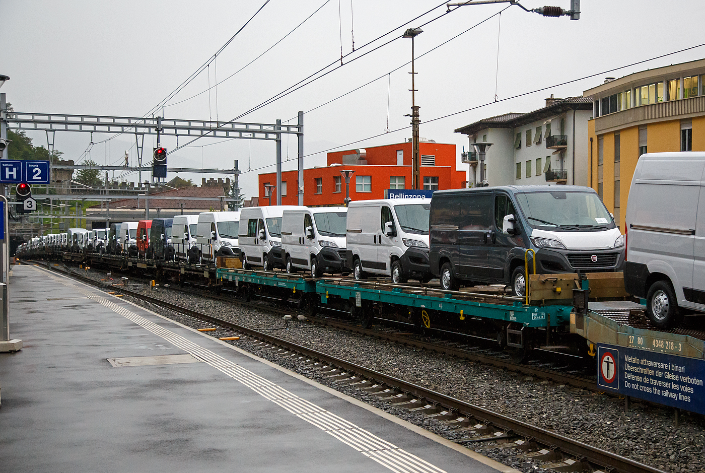Vierachsige (2 x 2-achsiger) Flachwageneinheit mit geradem Fußboden und Radvorlegern der Mercitalia Rail Srl., der Gattung Laadgrs, 21 83 4301 832-9 I-MIR, beladen mit 4 Nutzfahrzeuge (FIAT - Kastenwagen), am 02 August 2019 im Zugverband bei einer Zugdurchfahrt im Bahnhof Bellinzona.

TECHNISCHE DATEN:
Gattung: Laadgrs
Spurweite: 1.435 mm
Anzahl der Achsen: 4 (2 x 2)
Länge über Puffer: 28.780 mm
Ladelänge: 27.000 mm 
Ladefläche: 80,8 m²
Fußbodenhöhe über SOK: 1.192 mm
Anzahl der Radvorleger: 16
Höchstgeschwindigkeit: 100 km/h / 120 km/h (leer)
Eigengewicht: 26.000 kg
Nutzlast: 54 t ab Streckenklasse C
Achsabstände: 9.000 mm / unbek. / 9.000 mm 
Kleinster befahrb. Gleisbogenhalbmesser: 75 m
Bremse: 2 x WU-GP 
Handbremse: Ja
Intern. Verwendungsfähigkeit: RIV

Bedeutung der Gattung (Laadgrs):
L – Flachwagen in Sonderbauart mit zwei unabhängigen Radsätzen
aa - Wageneinheit
d - ohne Stockwerk, für die Beförderung von Kraftfahrzeugen
g - für den Transport von Containern eingerichtet
r  - Ladelänge min. 27 m
s - lauffähig bis 100 km/h (beladen)
