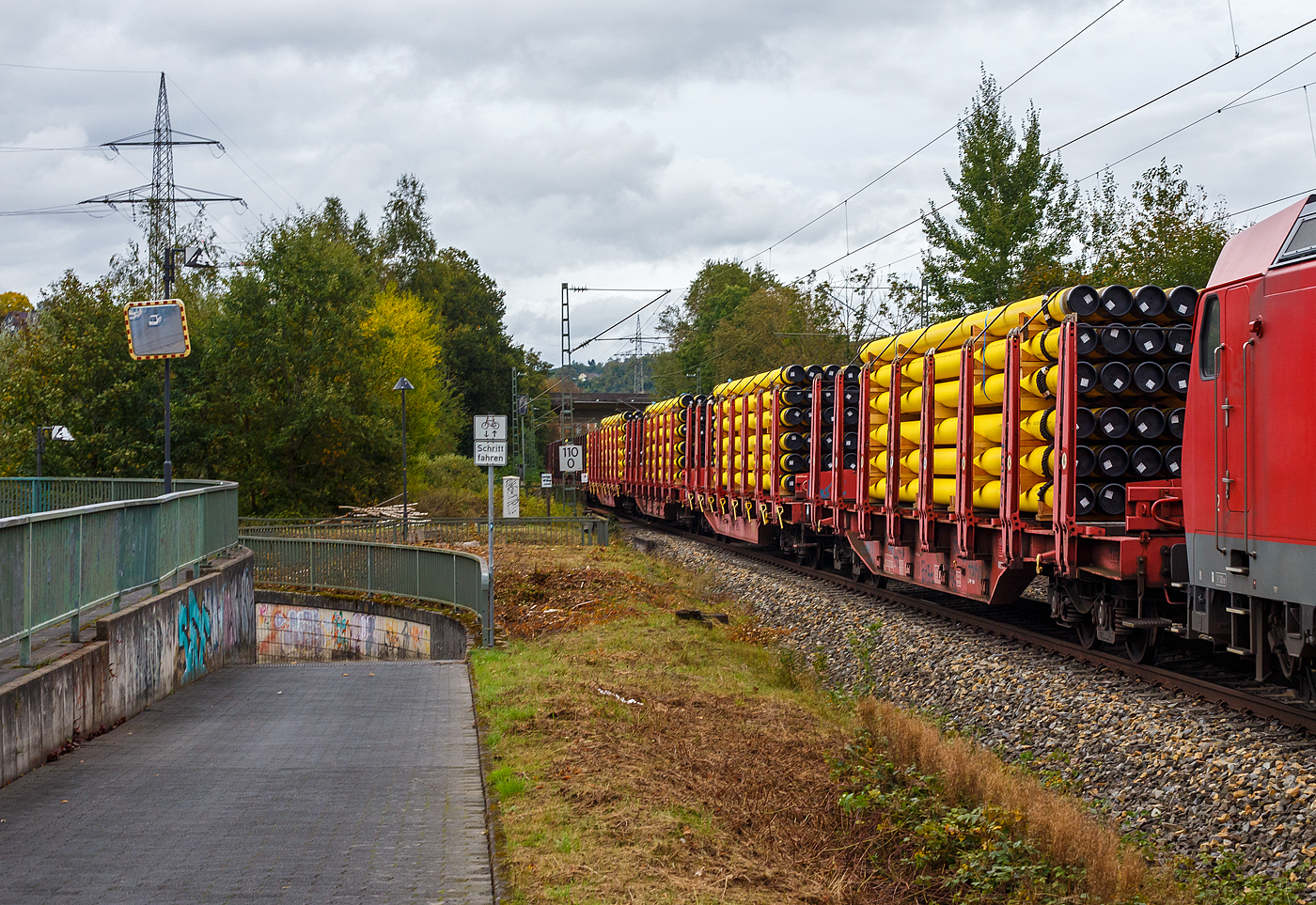 Vierachsige Drehgestellflachwagen mit Rungen, Stirnwandklappen und Niederbindeeinrichtung, 81 80 4712 xxx-4 D-DB, der Gattung Sns 727, der DB Cargo AG am 26 September 2024 im Zugverband bei einer Zugdurchfahrt auf der Siegstrecke in Siegen-Eiserfeld. Hier beladen mit jeweils 36 gelb beschichteten Gasrohren bzw. HFI-längsnahtgeschweißte Stahlrohre Ø 323.9 x 12,7 (DN/NW 300 mm bzw. 12 ¾ Inch) mit gelber MAPEC® Polyethylen (HDPE)-Umhüllung), der Salzgitter Mannesmann Line Pipe GmbH in Siegen (ex RW Fuchs), in Herstellungslänge von 12 m. Das Metergewicht der Rohre beträgt 97,5 kg/m (ohne Umhüllung), so sind die Wagen mit ca. 45 t beladen. 

In den Jahren 2001 und 2002 beschafft die DB AG vierachsige Flachwagen mit festen Rungenpaaren und niedrigen, umlegbaren Stirnborden, die mit je zwei kurzen Fallrungen gesichert werden. Die bei Grennbrier Europe Wagony Swidnica gebauten und als Sns 727 eingereihten Wagen, gleichen in vielen Komponenten den parallel beschafften Rbns 646, sind jedoch 5,91 m kürzer. Durch die reduzierte Länge und den kleineren Kurvenüberhang ließ sich die Wagenbreite um 330 mm gegenüber dem Rbns 646 vergrößern, und die Ladebreite von 2,52 m auf 2,85 m.

Wagenboden ist mit begehbaren (und nicht befahrbaren) Gitterrosten vollständig abgedeckt, die 15 hölzernen Ladeschwellen sind fest. An jeder Wagenseite befinden sich acht, innen mit Schichtholzleisten versehene Festrungenpaare (Doppelrungen), die im entlasteten Zustand oben 20 mm zur Fahrzeugmitte geneigt sind. Die in den Rungen integrierten Spannvorrichtungen verfügen über so lange Gurte, dass auch eine das G2-Profil ausnutzende Ladung gesichert werden kann. Der Sns 727 ist vorzugsweise für die Beförderung von Rohren, sowie den Transport von schweren Stahlerzeugnissen vorgesehen und überwiegend in festen Relationen im Einsatz.