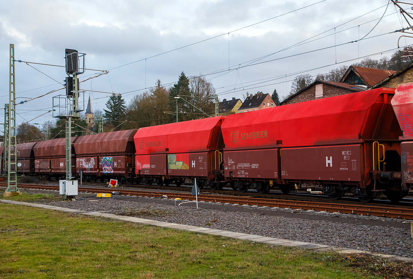 Vierachsige offene Schüttgutwagen mit schlagartiger Schwerkraftentladung und hydraulischem Klappenverschlusssystem der Gattung Falns 181der DB Cargo AG am 11.01.2023 im Zugverband bei einer Zugdurchfahrt in Betzdorf (Sieg). Vorne 81 80 663 3 008-0 D-DB und dahinter 81 80 663 3 026-2 D-DB.

Ab 2010 wurden 100 dieser Schüttgutwagen bei der ehemaligen Firma Romvag sa in Caracal/Rumänien (heute ARI - Astra Rail Industries, seit 2016 Tochter der Greenbrier) gebaut und an die DB Schenker geliefert. 

Bei den Wagen ist die gleichzeitige Öffnung bzw. Schließung aller vier Klappen wird durch Betätigen eines Steuerventils entweder von der Wagenbühne oder vom Bunkersteg aus mit einem speziellen langstieligen Vierkantschlüssel möglich.

Diese Wagen sind weitgehend aus S355J2 (St 52-3) hergestellt. Bei Materialdicken unter 6 mm ist ein Cu-Zusatz berücksichtigt. Der Wagenkasten ist in Mischbauweise hergestellt. Ausführung des Wagenkastens (der mit dem Ladegut in Berührung kommende Bereich) einschließlich der Klappenbleche, sowie für die untere Abdichtung der Klappen die metallische Dichtleiste ist aus nichtrostendem Cr-Ni-Stahl X2CrNi12 (Werkstoff-Nr. 1.4003). Um das Anbacken von Ladegutresten zu vermeiden, sind Ecken im Laderaum vermieden worden. Es sind entsprechende Ausrundungen bzw. Eckbleche eingebaut. Der Wagenkasten ist für eine Radsatzlast 23,5 t ausgelegt.

Der Wagen ist mit einer energieautarken Speicherhydraulik (B&S) mit übergeordneter Sicherheitsstufe ausgerüstet, welche aus folgenden Hauptbauteilen besteht: Radsatzpumpe, Ölbehälter mit Ventilen, Kolbenspeicher, ein  Betätigungszylinder  und ein Verriegelungszylinder. Die Radsatzpumpe fördert Drucköl zum Kolbenspeicher (27 ltr.) Beim Erreichen des max. Betriebsdruckes von ca. 220 bar wird die Pumpe auf drucklosen Umlauf geschaltet. Wird die Hydraulikanlage z. B. über die Schaltwelle geschaltet, fließt Drucköl über das Steuerventil zum/durch den Verriegelungszylinder zum Betätigungszylinder. Die Klappen werden geöffnet bzw. geschlossen. (3,0 x auf–zu). Es werden alle 4 Klappen gleichzeitig geöffnet und geschlossen. Die Betätigung kann mit einem Vierkantschlüssel vom Bunkersteg aus geschehen oder von der Bühne des Wagens aus über Hebel, die an der Stirnwand des Wagens angeordnet sind. Im geschlossenen Zustand hat der Verschluss eine Übertotpunktstellung sowie zusätzlich eine mechanische Verriegelung. Diese Verriegelung (Entriegelung) wird über einen gedämpften Hydraulikzylinder und eine Rückholfeder betätigt. An diese Verriegelung ist eine Anzeige gekoppelt, die über ein Gestänge gelbe Signalscheiben betätigt. Diese zeigen im eingeschwenkten Zustand die ordnungsgemäße Verriegelung an.

TECHNISCHE DATEN der Falns 181:
Hersteller/Baujahr: Romvag sa in Caracal (Rumänien) / ab 2010
Spurweite: 1.435 mm (Normalspur)
Anzahl der Achsen: 4
Länge über Puffer: 12.540 mm
Drehzapfenabstand: 7.500 mm
Achsabstand im Drehgestell: 1.800 mm
Laderaum:	 86,5 m³
Max. Eigengewicht: 24.000 kg (hier 23.8 und 23,48 t)
Höchstgeschwindigkeit: 100 km/h (beladen) / 120 km/h (leer)
Max. Ladegewichte: 56 t ab Streckenklasse C 2 / 66 t ab D 3
Kleinster bef. Gleisbogenradius: 75 m
Bremse: KE- GP-A (K)
Bremssohle: K-Sohle, Cosid 810
Handbremse: teilweise
Intern. Verwendungsfähigkeit: G 2
