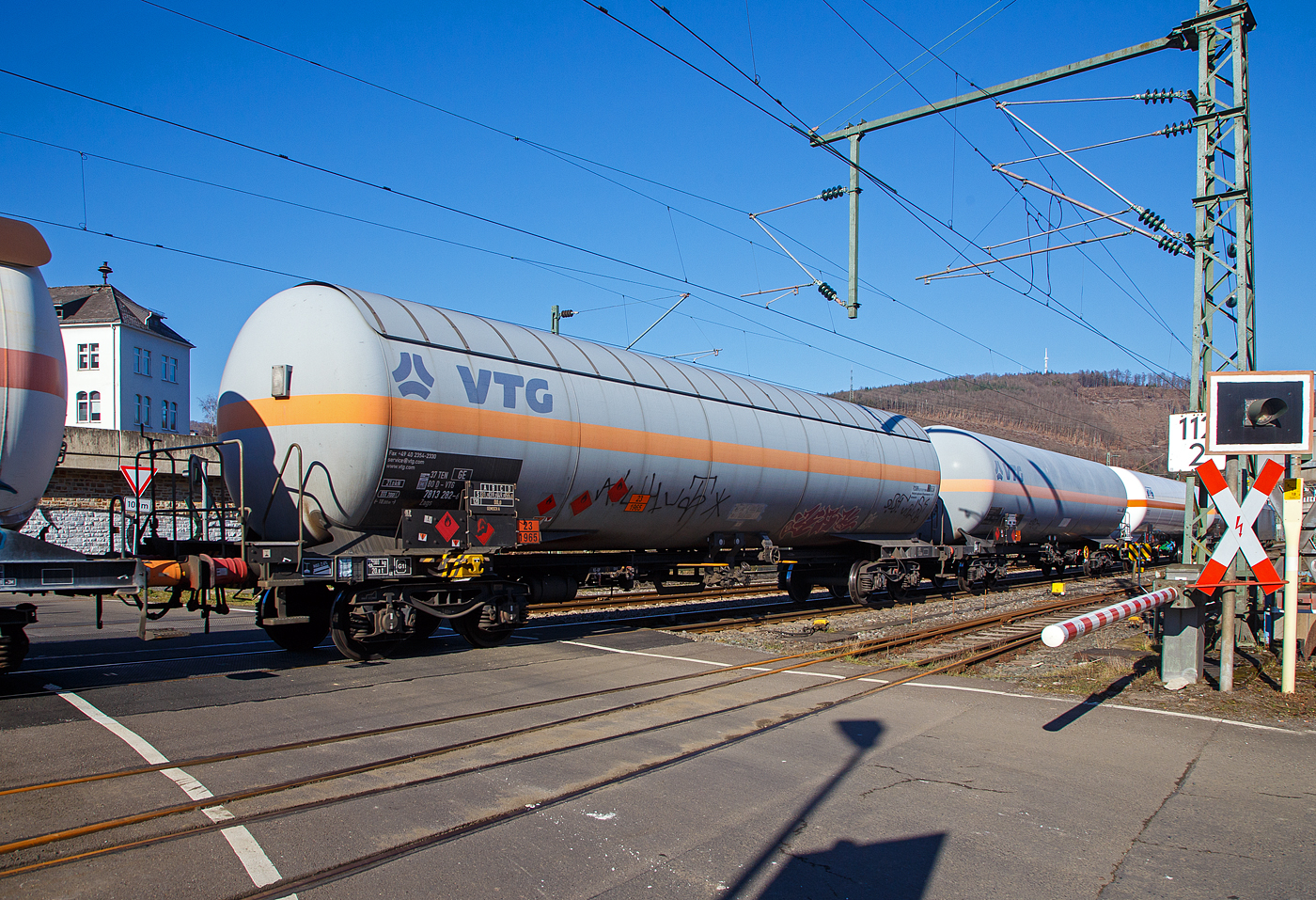 Vierachsiger 113 m� Drehgestell-Druckgaskesselwagen mit Sonnendach, 33 85 7813 282-6 D-VTG der Gattung Zags (VTG Typ G25.113D) der VTG Rail Europe GmbH (Hamburg) am 14.02.2023 Zugverband bei einer Zugdurchfahrt in Niederschelde (Sieg). 

Die Gefahrguttafel zeigt an (was drin ist):
Oben die Gefahrenzahl 23: Gas entz�ndbar
Unten die UN-Nummer 1965: Kohlenwasserstoffgas, Propan-Butan Gemische, verfl�ssig. Hier Gemisch A (LPG - Liquefied Petroleum Gas), das auch als Autogas bezeichnet wird. Es besteht in seiner Zusammensetzung aus den Gasen Propan und Butan.

Der Tank ist aus Feinkornbaustahl f�r Druckbeh�lter/ hochfestes kaltz�hes Kesselblech (P460 NL 2 / TStE 460 / W-Nr. 1.8915) gefertigt.

TECHNISCHE DATEN (gem. Anschriften) :
Spurweite: 1.435 mm
Achsanzahl: 4 (in 2 Drehgestelle)
L�nge �ber Puffer : 18.000 mm
Drehzapfenabstand: 12.100 mm
Achsabstand im Drehgestell: 1.800 mm
Laufraddurchmesser: 920 mm (neu)
H�chstgeschwindigkeit: 100 km/h (beladen) / 120 km/h (leer)
Eigengewicht: 32.080 kg
Nutzlast: 55,8 t bei Gemisch A (bei Streckenklasse D), 
Gesamtvolumen: 116.200 l (116,2 m�)
Bauart der Bremse: KE – GP (K)
Kleinster befahrbarer Gleisbogen: R 35 m
Tankcode: P25BH
Intern. Verwendungsf�higkeit: TEN – GE

Bemerkung: Je nach Ladung (Gasgemisch) sind die Nutzlasten anders, daher haben die Wagen auch Klappschilder mit den entsprechenden Lastgrenzen beim entspr. Ladegut.

Die Bedeutung der Gattungs- und Kennbuchstaben (hier Zags):
Z - Wagen mit �ffnungsf�higem Dach
a - mit vier Rads�tzen 
g - f�r den Transport von verdichteten, verfl�ssigten oder unter Druck gel�sten Gasen
s - H�chstgeschwindigkeit 100 km/h (beladen)