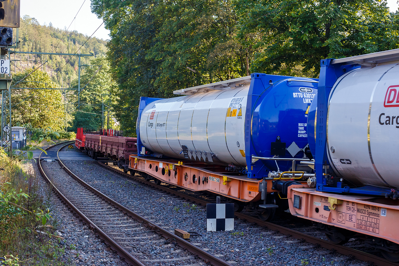 Vierachsiger 45‘ Drehgestell-Containertragwagen, 33 85 4594 105-0 CH-WASCO, der Gattung Sgmmnss, beladen mit 45 Fuß VanHool- Spezial-Tankcontainer der DB Cargo BTT, am 17 September 2024 im Zugverband bei der Durchfahrt im Bahnhof Kirchen (Sieg).

Die Wascosa 45‘ Containertragwagen Sgmmnss sind für den Transport von intermodalen Ladeeinheiten. Die Wagen wurden von Tatravagónka a.s. in Poprad (Slowakei) gebaut. Diese Wagen sind Bestandteil des Wascosa flex freight systems®. So sind neben den Tankcontainern auch u.a. Niederbord- oder Hochbord-Aufbauten, Rungenaufbauten für den Holztransport möglich. 

WASCOSA hat sich zum Ziel gesetzt der fortschrittlichste Güterwagenvermieter zu sein. Das WASCOSA flex freight system® wurde speziell für diejenigen Teilnehmer am Schienengüterverkehr entwickelt, welche die langfristige Produktivität und Wirtschaftlichkeit ihres eingesetzten Rollmaterials erhöhen und die Anzahl der eingesetzten Güterwagen optimieren möchten. Ziel des Projektes war es, einen Güterwagen zu entwickeln, der für unterschiedliche Arten von Ladegütern ganzjährig eingesetzt werden kann und somit über den gesamten Life Cycle des Wagens hinweg eine kontinuierlich hohe Beschäftigung und ebenso hohe Produktivität ermöglicht.

BASF und DB Cargo setzen auf neue Tank-Container, diese werden vom belgischen Hersteller Van Hool hergestellt. Hier dieser 45‘-Tankcontainer DB Cargo BTT GmbH (der Gefahrgutspezialist der DB Cargo) haben beladen ein Gesamtgewicht von 75.000 kg, bei einem Eigengewicht von ca. 9 t eine Nutzlast von 66 t bzw. ein Fassungsvermögen von 63.000 Liter. Die Tanks sind im Tankcode L4BH ausgeführt, das heißt:

Zul. Betriebsüberdruck: 3,0 bar
L= Tank für Stoffe in flüssigem Zustand (flüssige Stoffe oder feste Stoffe, die in geschmolzenem Zustand zur Beförderung aufgegeben werden)
4= zutreffender Mindestprüfdruck in bar
B = Tank mit Bodenöffnungen mit 3 Verschlüssen für das Befüllen oder Entleeren 
H = luftdicht verschlossener Tank

Der 45‘ Containertragwagen Sgmmnss («5L» Tragwagen):
Vorteile:
• Laufleistungsstark durch den Einsatz moderner Scheibenbremsen
• Besonders leise, nur 78 dB(A)
• Besonders leicht mit einem Eigengewicht von 16,5 t
• Life-Cycle-Cost orientiert, durch schnell austauschbare Komponenten
• Logistikfähig durch den Einsatz von Telematik
• Wascosa flex freight system®  für denTransport verschiedener Güter durch die Kombination des besonders leichten Containertragwagens mit einem individuellen Oberbau
• Die Kombination des Wagens mit 45‘ Tankcontainern kann Kesselwagen ersetzen und ermöglicht eine unabhängige Instandhaltung beider Komponenten
• Transport von Tankcontainern im Einzelwagenverkehr mit bis zu 2,70 m Containerhöhe im G1-Profil

TECHNISCHE DATEN des Wagens:
Gattung: Sgmmnss 45´
Gattungskennzahl: 4594
Spurweite: 1.435 mm (Normalspur)
Achsenanzahl : 4 (in 2 Drehgestellen)
Länge über Puffer : 15.145 mm
Drehzapfenabstand: 10.185 mm
Achsabstand in den Drehgestellen: 1.800 mm
Raddurchmesser: 920 mm (neu) / 840 mm (abgenutzt)
Länge Ladefläche: 13.815
Höhe der Ladefläche über SOK: 1.105 mm
Eigengewicht : ca. 16.500  kg
Max. Zuladung bei Lastgrenze S: 73,5 t (ab Streckenklasse D)
Max. Zuladung bei Lastgrenze SS: 63,5  t (ab Streckenklasse C)
Höchstgeschwindigkeit: 100 km/h Lastgrenze S / 120 km/h bei Lastgrenze SS und leer)
Drehgestell: TVP NG-DBS (Y25Lsso-D)
Radsätze: Rl 706
Bremse: Knoor KE-GP-A (D)
Bremssohle: Jurid 707 (oder Becorit BM41NT)
Handbremse: Ja
Kleinster befahrbarer Gleisbogen: R = 75m (im Zugverband R = 150 m)
Intern. Verwendungsfähigkeit: TEN GE / G1
Vierachsiger 45‘ Drehgestell-Containertragwagen, 33 85 4594 105-0 CH-WASCO, der Gattung Sgmmnss, beladen mit 45 Fuß VanHool- Spezial-Tankcontainer der DB Cargo BTT, am 17 September 2024 im Zugverband bei der Durchfahrt im Bahnhof Kirchen (Sieg).

Die Wascosa 45‘ Containertragwagen Sgmmnss sind für den Transport von intermodalen Ladeeinheiten. Die Wagen wurden von Tatravagónka a.s. in Poprad (Slowakei) gebaut. Diese Wagen sind Bestandteil des Wascosa flex freight systems®. So sind neben den Tankcontainern auch u.a. Niederbord- oder Hochbord-Aufbauten, Rungenaufbauten für den Holztransport möglich. 

WASCOSA hat sich zum Ziel gesetzt der fortschrittlichste Güterwagenvermieter zu sein. Das WASCOSA flex freight system® wurde speziell für diejenigen Teilnehmer am Schienengüterverkehr entwickelt, welche die langfristige Produktivität und Wirtschaftlichkeit ihres eingesetzten Rollmaterials erhöhen und die Anzahl der eingesetzten Güterwagen optimieren möchten. Ziel des Projektes war es, einen Güterwagen zu entwickeln, der für unterschiedliche Arten von Ladegütern ganzjährig eingesetzt werden kann und somit über den gesamten Life Cycle des Wagens hinweg eine kontinuierlich hohe Beschäftigung und ebenso hohe Produktivität ermöglicht.

BASF und DB Cargo setzen auf neue Tank-Container, diese werden vom belgischen Hersteller Van Hool hergestellt. Hier dieser 45‘-Tankcontainer DB Cargo BTT GmbH (der Gefahrgutspezialist der DB Cargo) haben beladen ein Gesamtgewicht von 75.000 kg, bei einem Eigengewicht von ca. 9 t eine Nutzlast von 66 t bzw. ein Fassungsvermögen von 63.000 Liter. Die Tanks sind im Tankcode L4BH ausgeführt, das heißt:

Zul. Betriebsüberdruck: 3,0 bar
L= Tank für Stoffe in flüssigem Zustand (flüssige Stoffe oder feste Stoffe, die in geschmolzenem Zustand zur Beförderung aufgegeben werden)
4= zutreffender Mindestprüfdruck in bar
B = Tank mit Bodenöffnungen mit 3 Verschlüssen für das Befüllen oder Entleeren 
H = luftdicht verschlossener Tank

Der 45‘ Containertragwagen Sgmmnss («5L» Tragwagen):
Vorteile:
• Laufleistungsstark durch den Einsatz moderner Scheibenbremsen
• Besonders leise, nur 78 dB(A)
• Besonders leicht mit einem Eigengewicht von 16,5 t
• Life-Cycle-Cost orientiert, durch schnell austauschbare Komponenten
• Logistikfähig durch den Einsatz von Telematik
• Wascosa flex freight system®  für denTransport verschiedener Güter durch die Kombination des besonders leichten Containertragwagens mit einem individuellen Oberbau
• Die Kombination des Wagens mit 45‘ Tankcontainern kann Kesselwagen ersetzen und ermöglicht eine unabhängige Instandhaltung beider Komponenten
• Transport von Tankcontainern im Einzelwagenverkehr mit bis zu 2,70 m Containerhöhe im G1-Profil

TECHNISCHE DATEN des Wagens:
Gattung: Sgmmnss 45´
Gattungskennzahl: 4594
Spurweite: 1.435 mm (Normalspur)
Achsenanzahl : 4 (in 2 Drehgestellen)
Länge über Puffer : 15.145 mm
Drehzapfenabstand: 10.185 mm
Achsabstand in den Drehgestellen: 1.800 mm
Raddurchmesser: 920 mm (neu) / 840 mm (abgenutzt)
Länge Ladefläche: 13.815
Höhe der Ladefläche über SOK: 1.105 mm
Eigengewicht : ca. 16.500  kg
Max. Zuladung bei Lastgrenze S: 73,5 t (ab Streckenklasse D)
Max. Zuladung bei Lastgrenze SS: 63,5  t (ab Streckenklasse C)
Höchstgeschwindigkeit: 100 km/h Lastgrenze S / 120 km/h bei Lastgrenze SS und leer)
Drehgestell: TVP NG-DBS (Y25Lsso-D)
Radsätze: Rl 706
Bremse: Knoor KE-GP-A (D)
Bremssohle: Jurid 707 (oder Becorit BM41NT)
Handbremse: Ja
Kleinster befahrbarer Gleisbogen: R = 75m (im Zugverband R = 150 m)
Intern. Verwendungsfähigkeit: TEN GE / G1